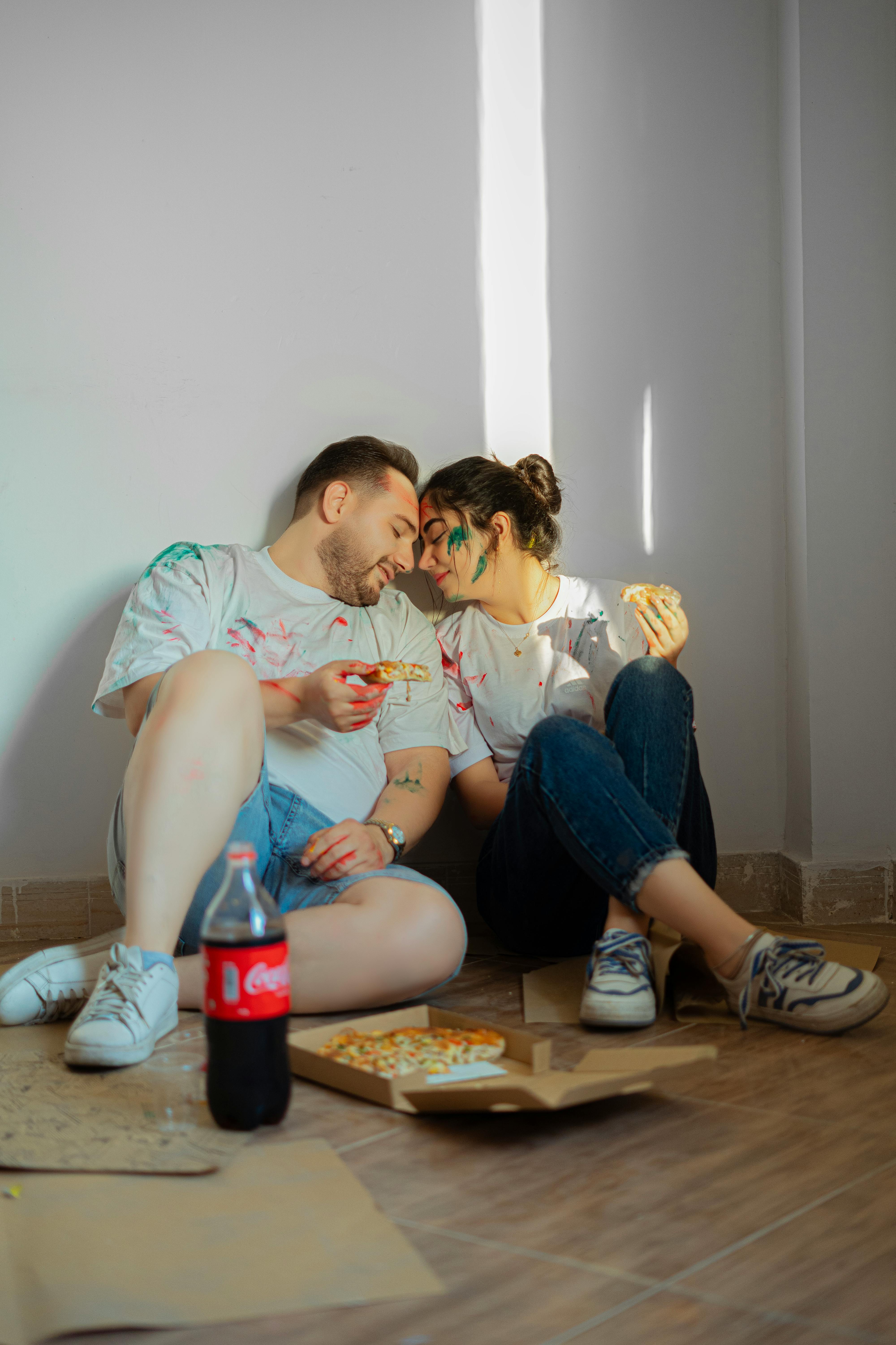 Ein glückliches und enges Paar | Quelle: Pexels