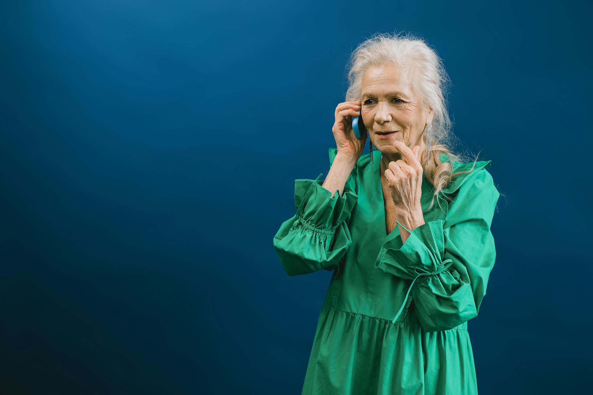 Eine erfreute ältere Frau beim Telefonieren | Quelle: Pexels