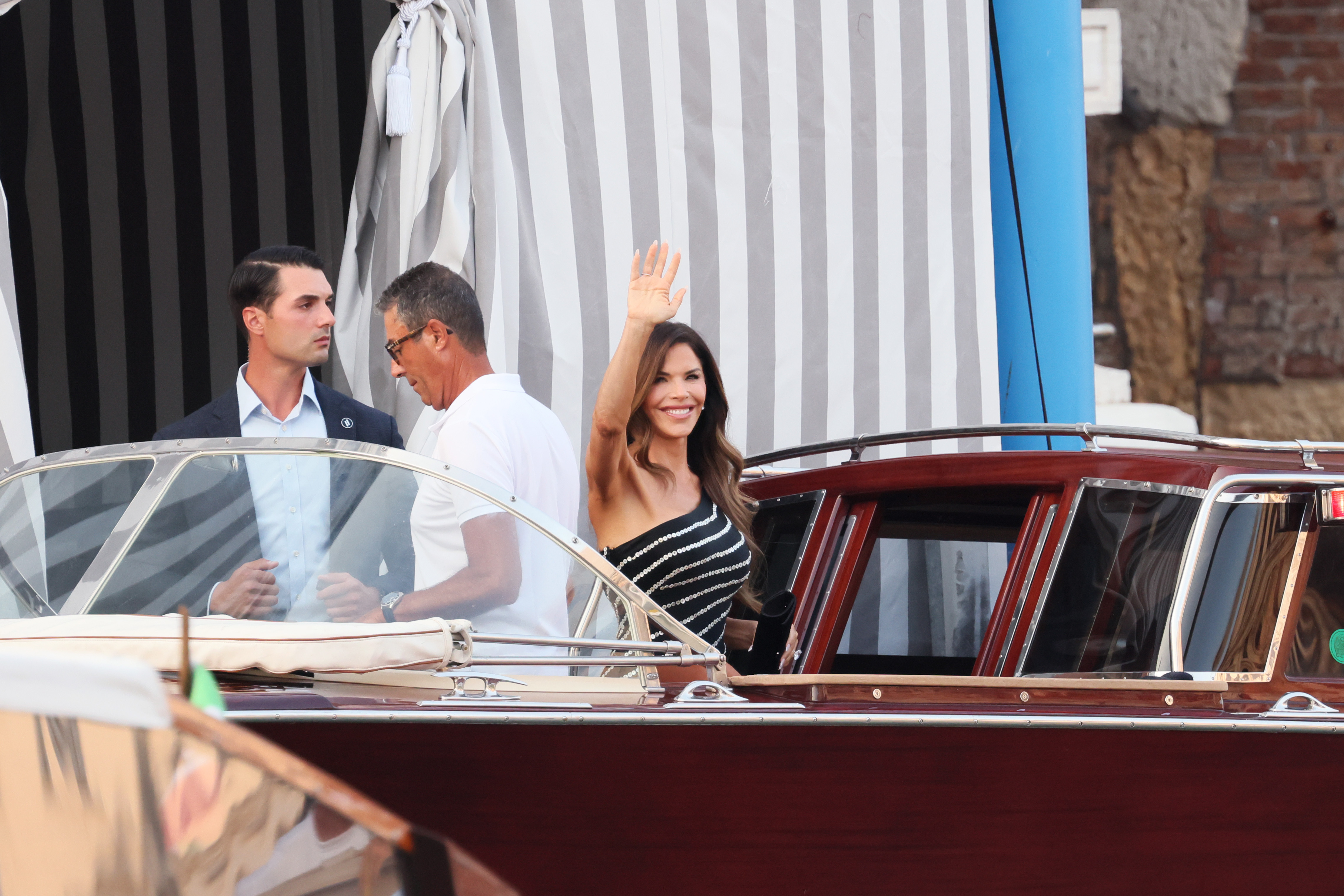 Lauren Sanchez lächelt und winkt, während sie sich darauf vorbereitet, vor dem Hotel des Paares in Venedig, Italien, an Bord eines Bootes zu gehen (25. Juni 2025) | Quelle: Getty Images