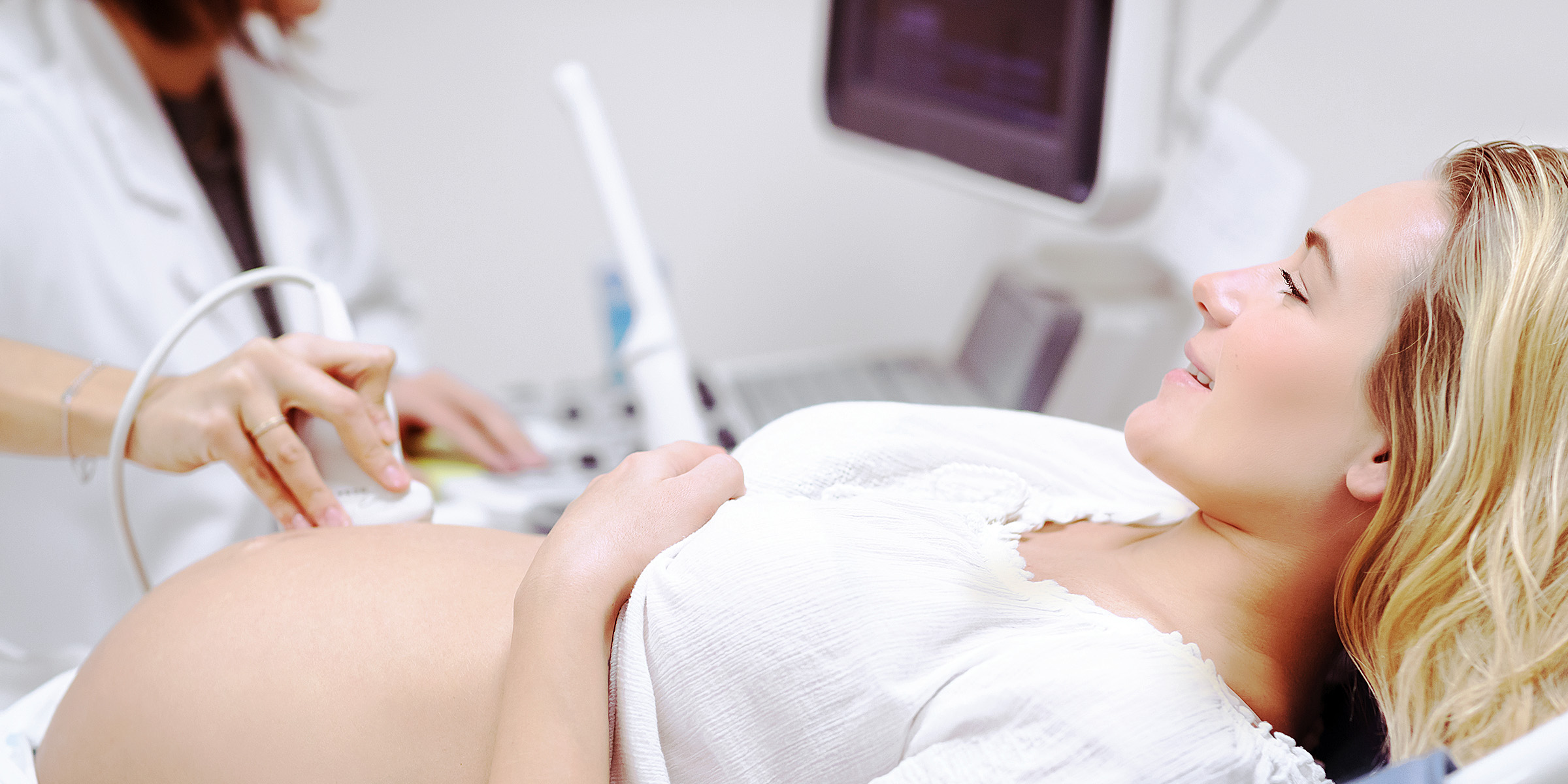 Eine schwangere Frau bei der Ultraschalluntersuchung | Quelle: Shutterstock