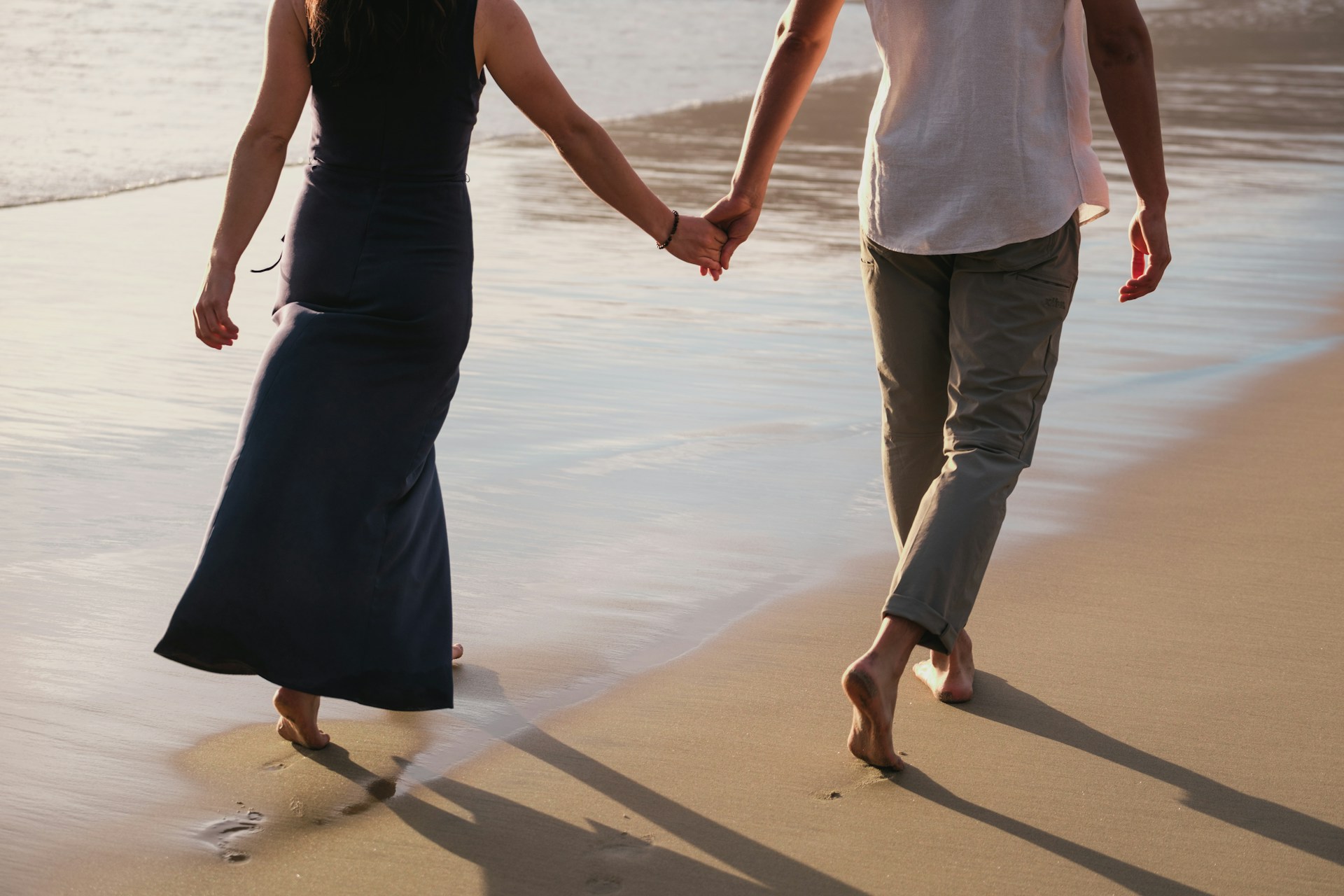 Ein Paar beim Spaziergang am Strand | Quelle: Unsplash