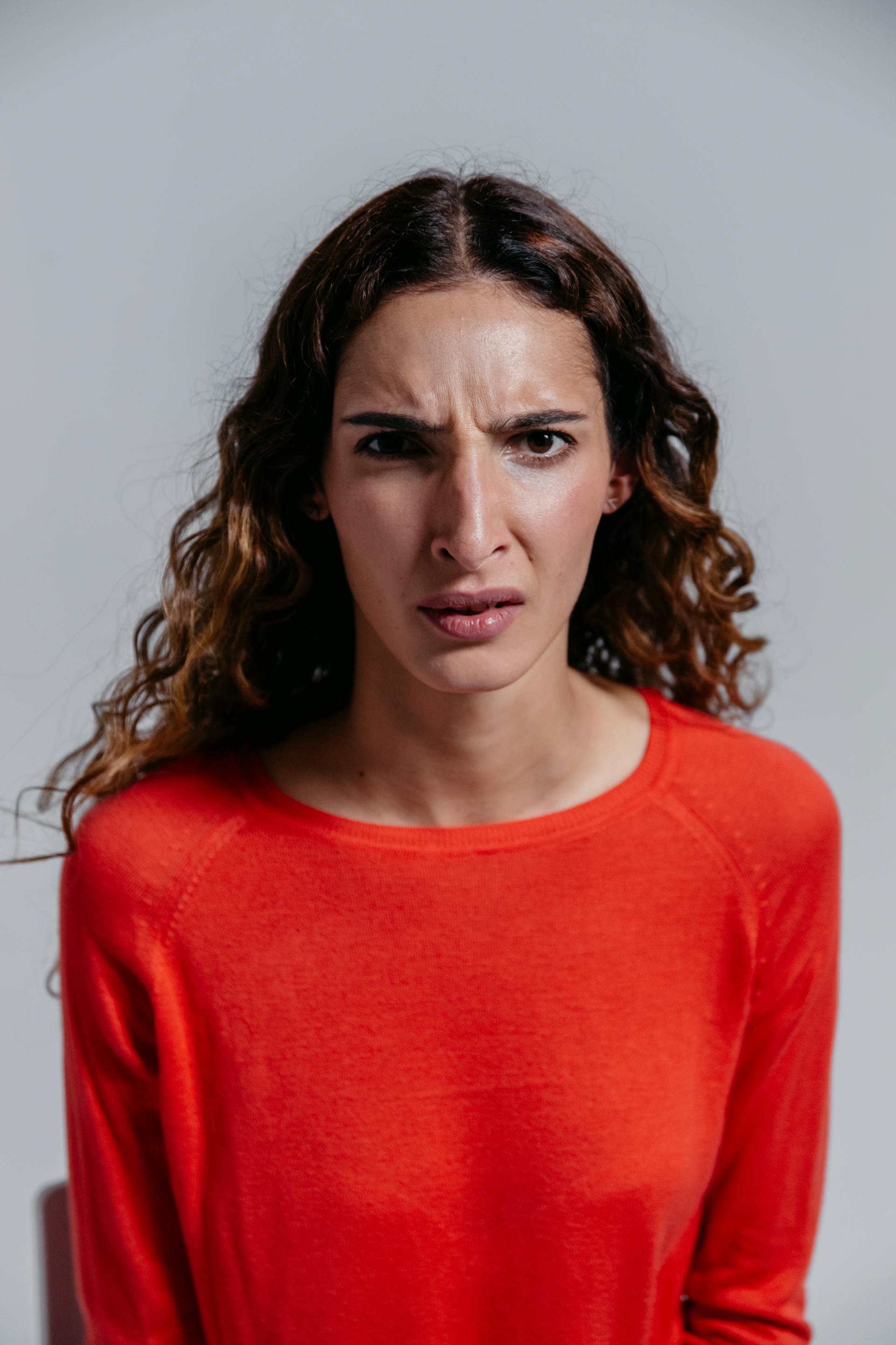 Eine wütende Frau, die jemanden anglotzt | Quelle: Pexels