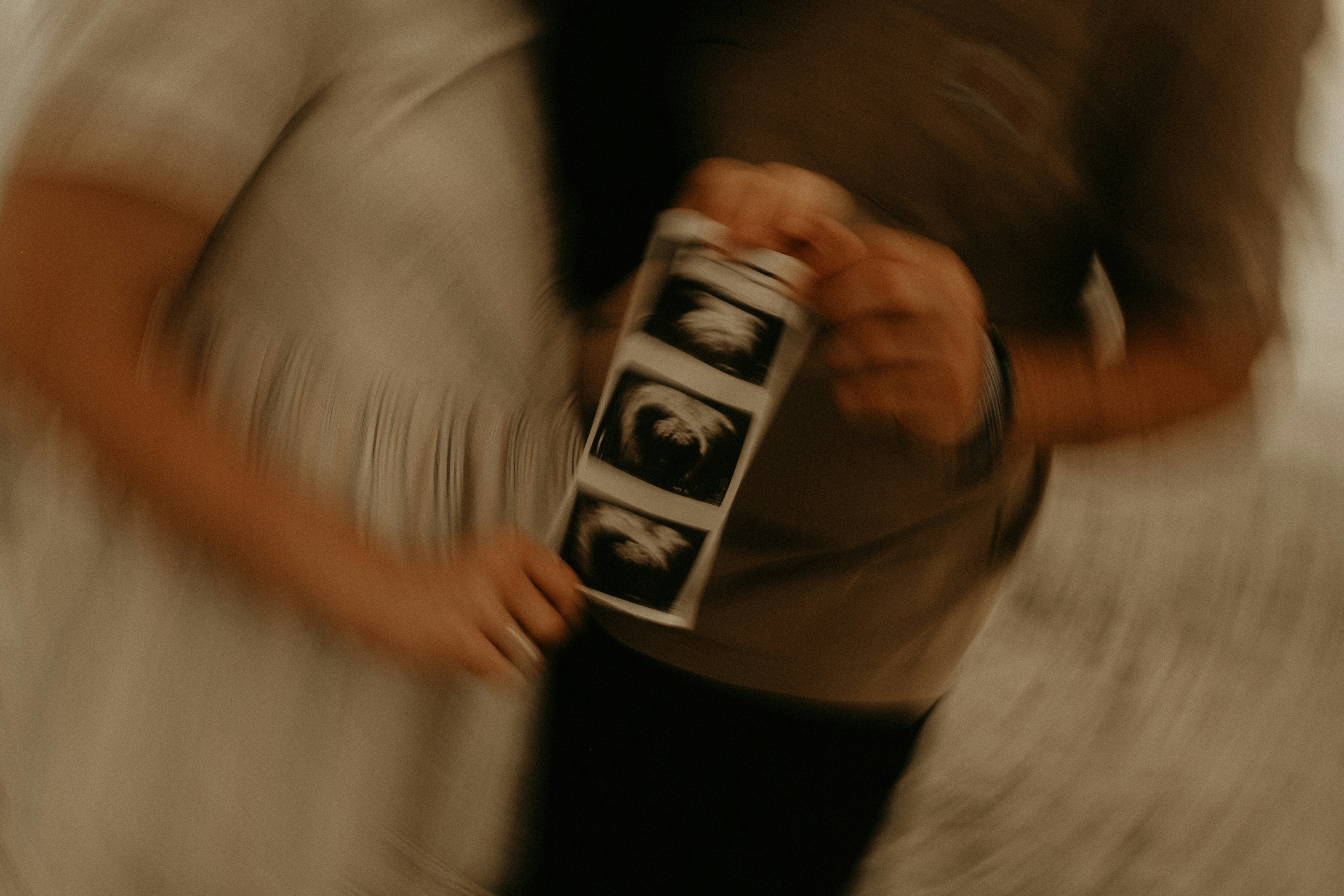 Ein Paar mit Ultraschallbildern in der Hand | Quelle: Unsplash