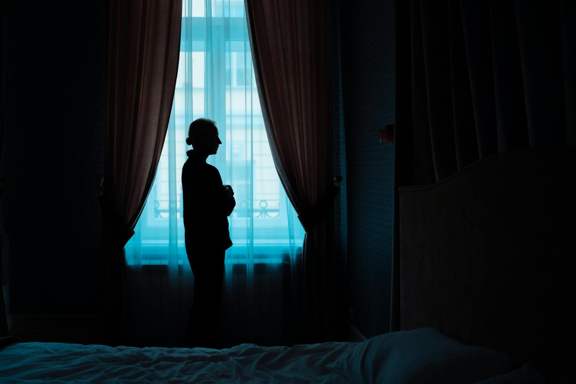 Eine Frau, die an einem Fenster steht | Quelle: Pexels