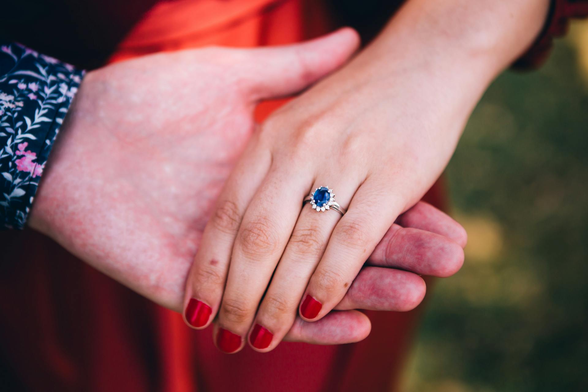 Ein Mann hält die Hand einer Frau | Quelle: Pexels