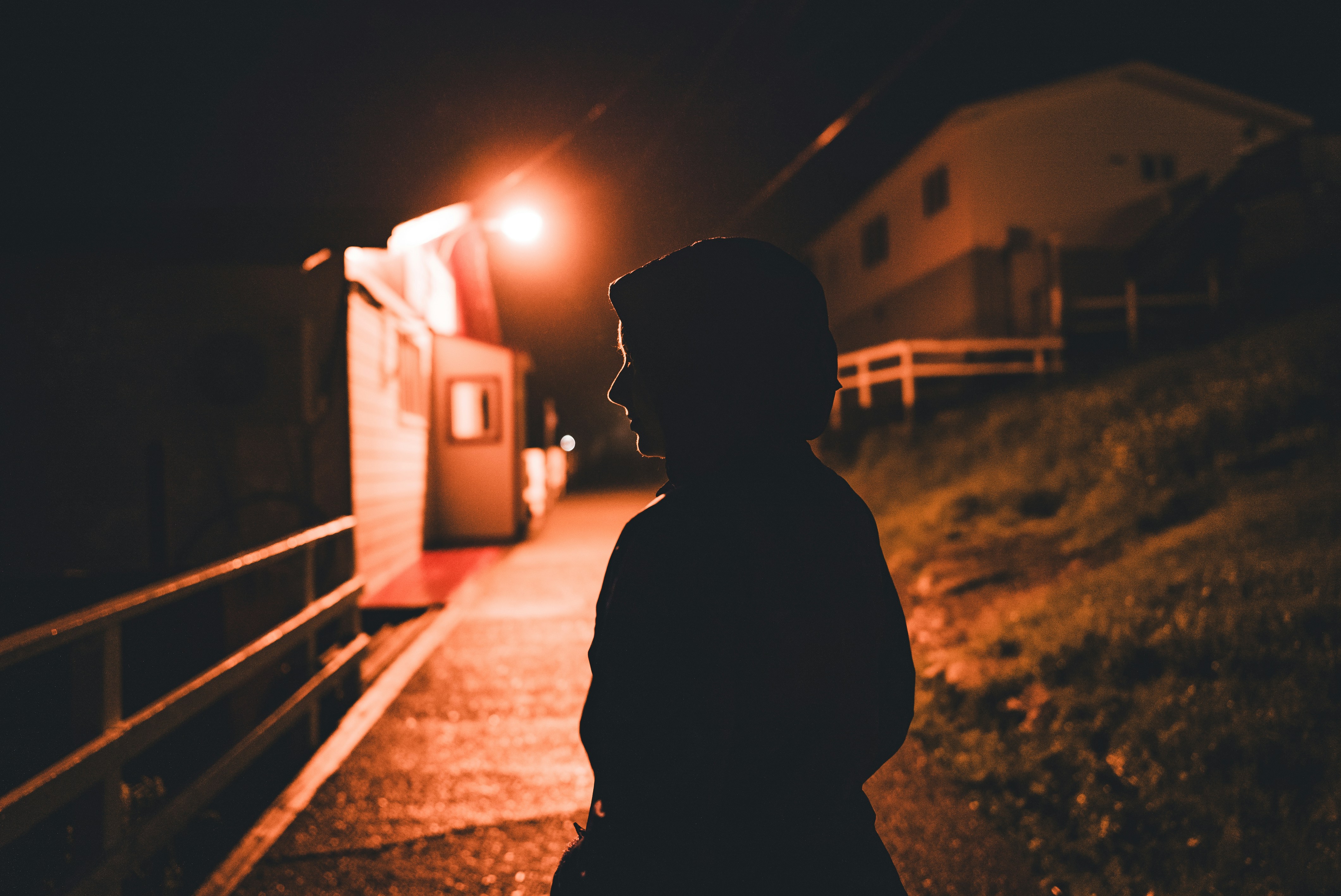 Eine Person, die nachts draußen steht | Quelle: Unsplash