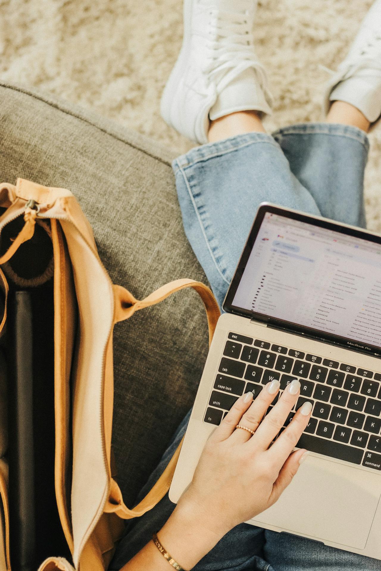 Eine Frau schaut auf ihren Laptop, während ihr E-Mail-Posteingang auf dem Bildschirm geöffnet ist | Quelle: Pexels