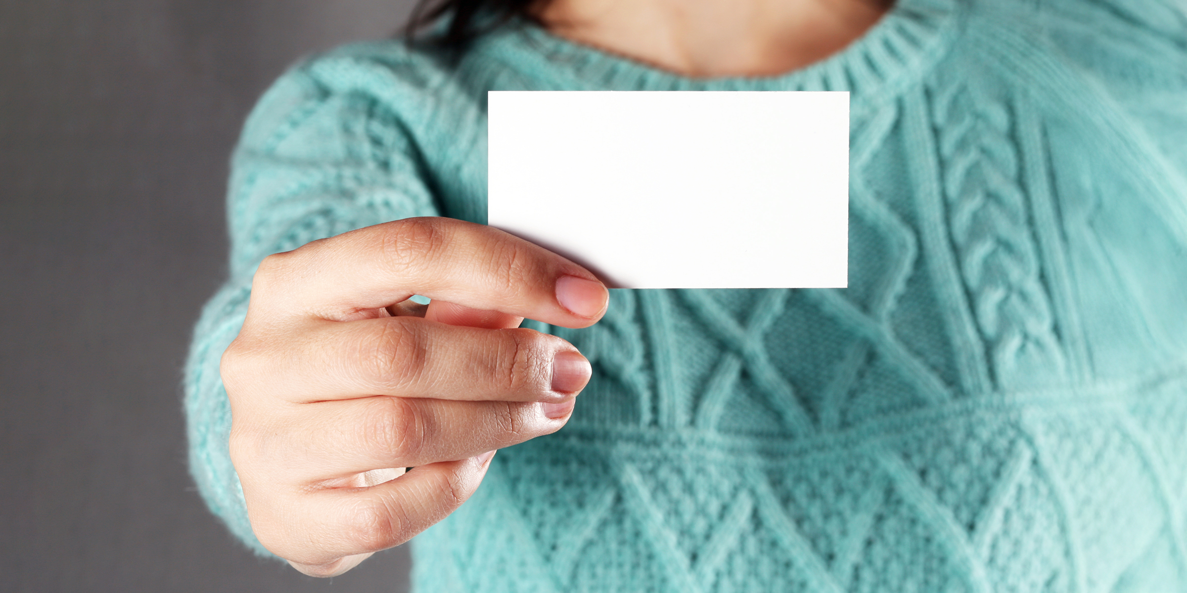 Eine Frau hält ein Stück Papier in der Hand | Quelle: Shutterstock