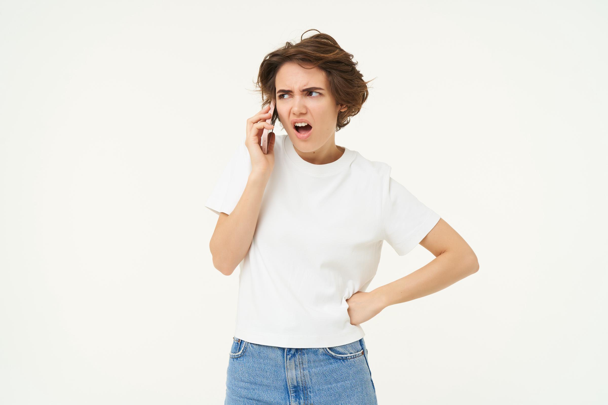 Eine wütende Frau bei einem Anruf | Quelle: Freepik