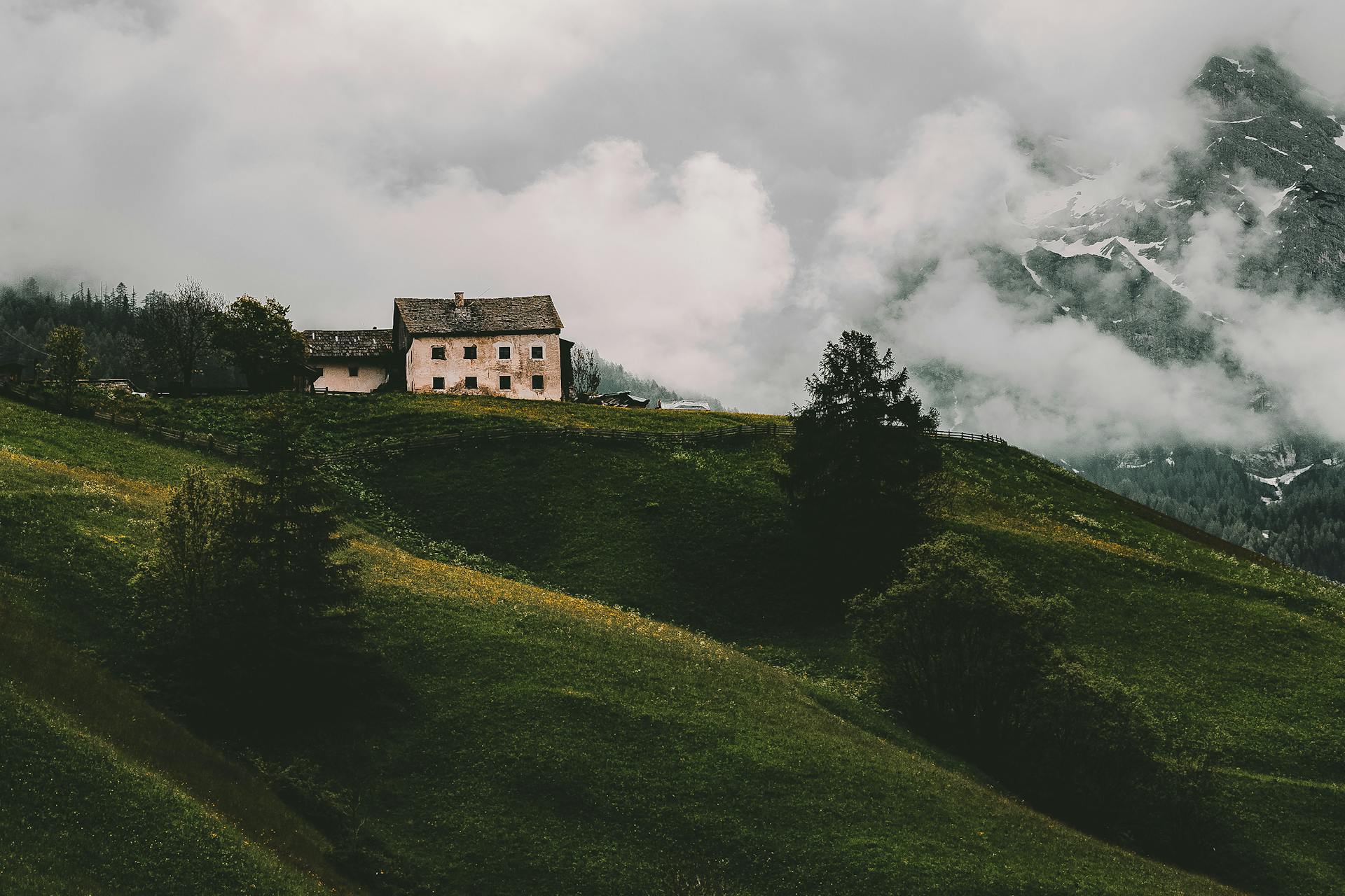 Ein Haus auf einem Berg | Quelle: Pexels