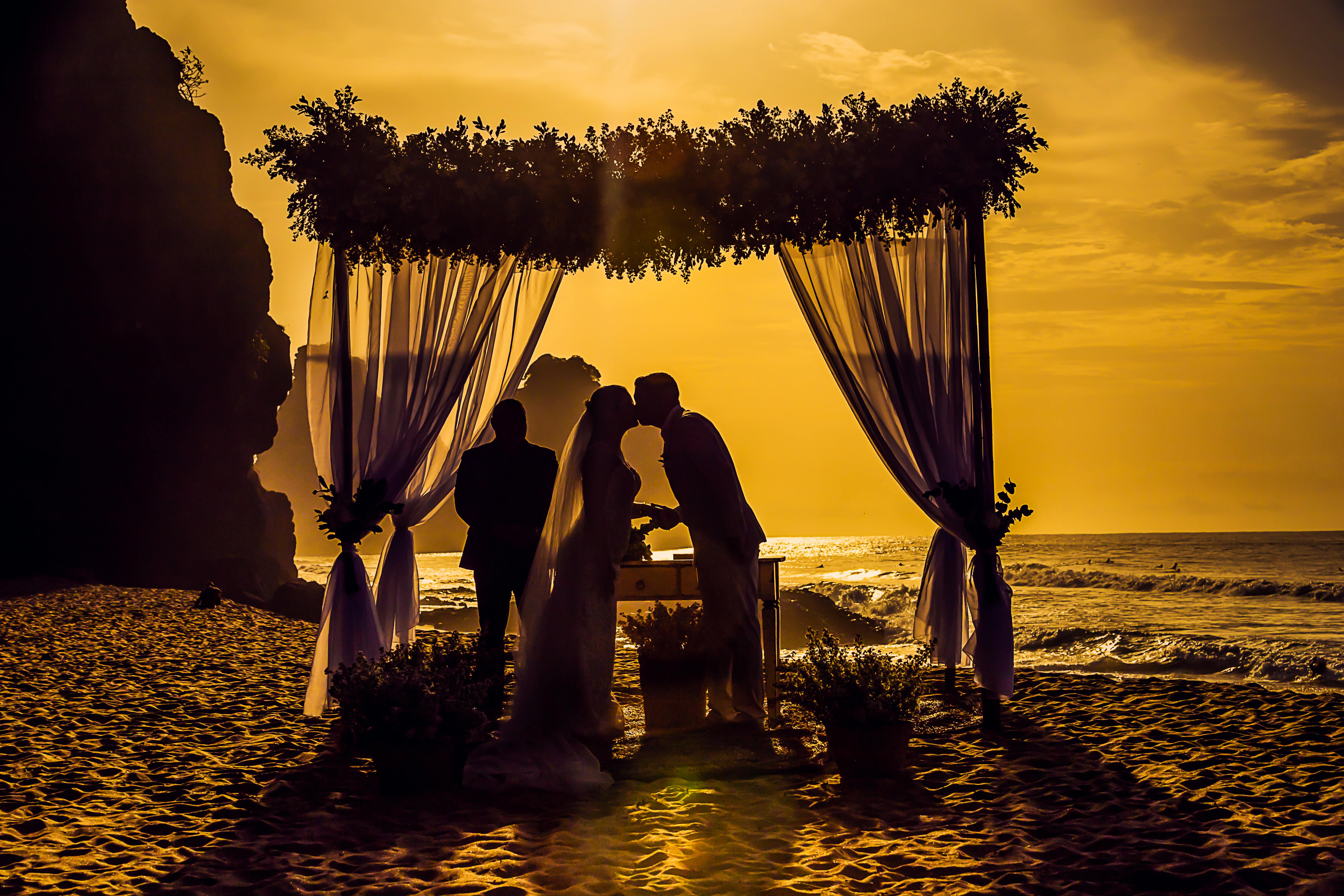 Ein Paar, das an einem Strand heiratet | Quelle: Pexels