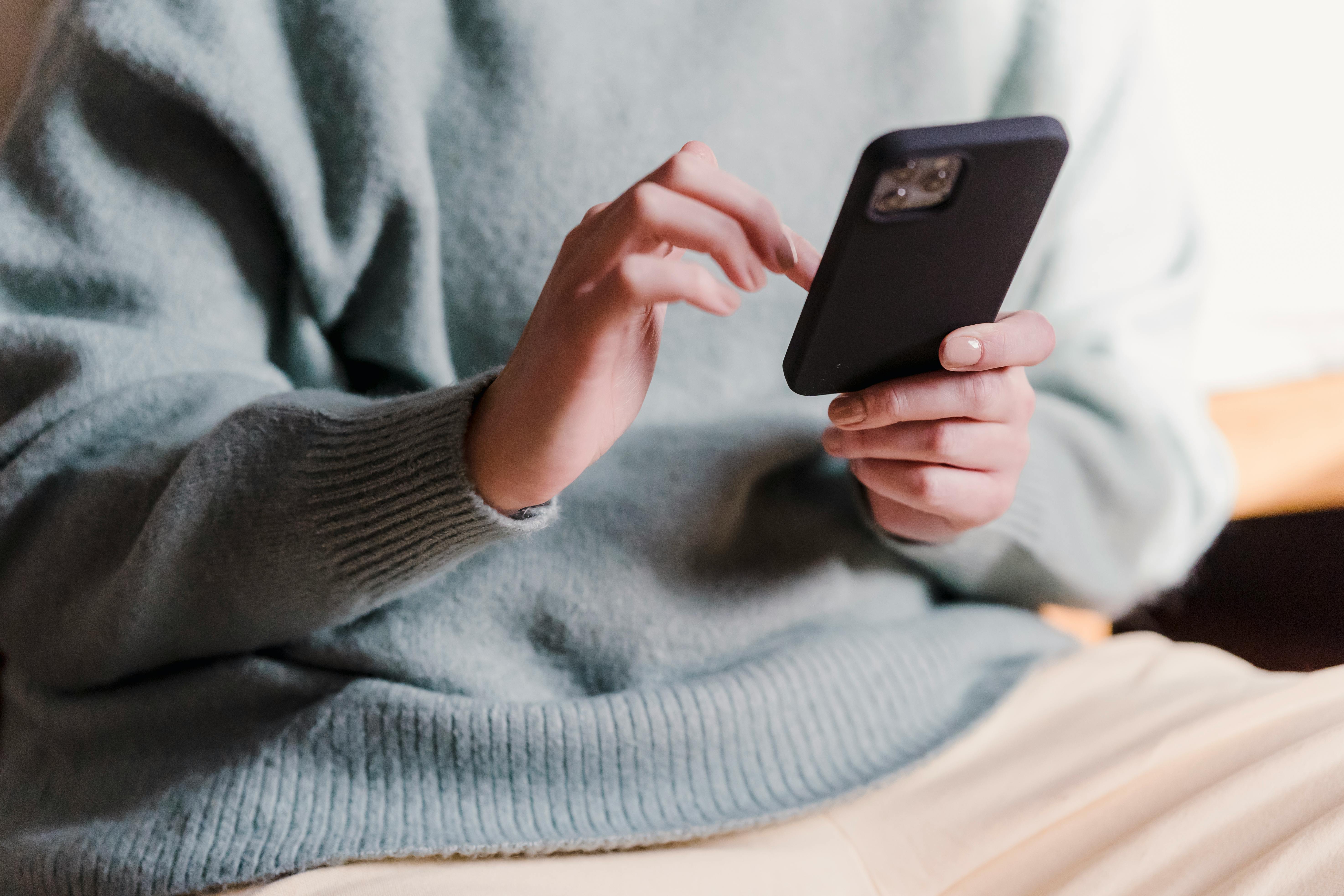 Eine Frau, die ihr Telefon benutzt | Quelle: Pexels