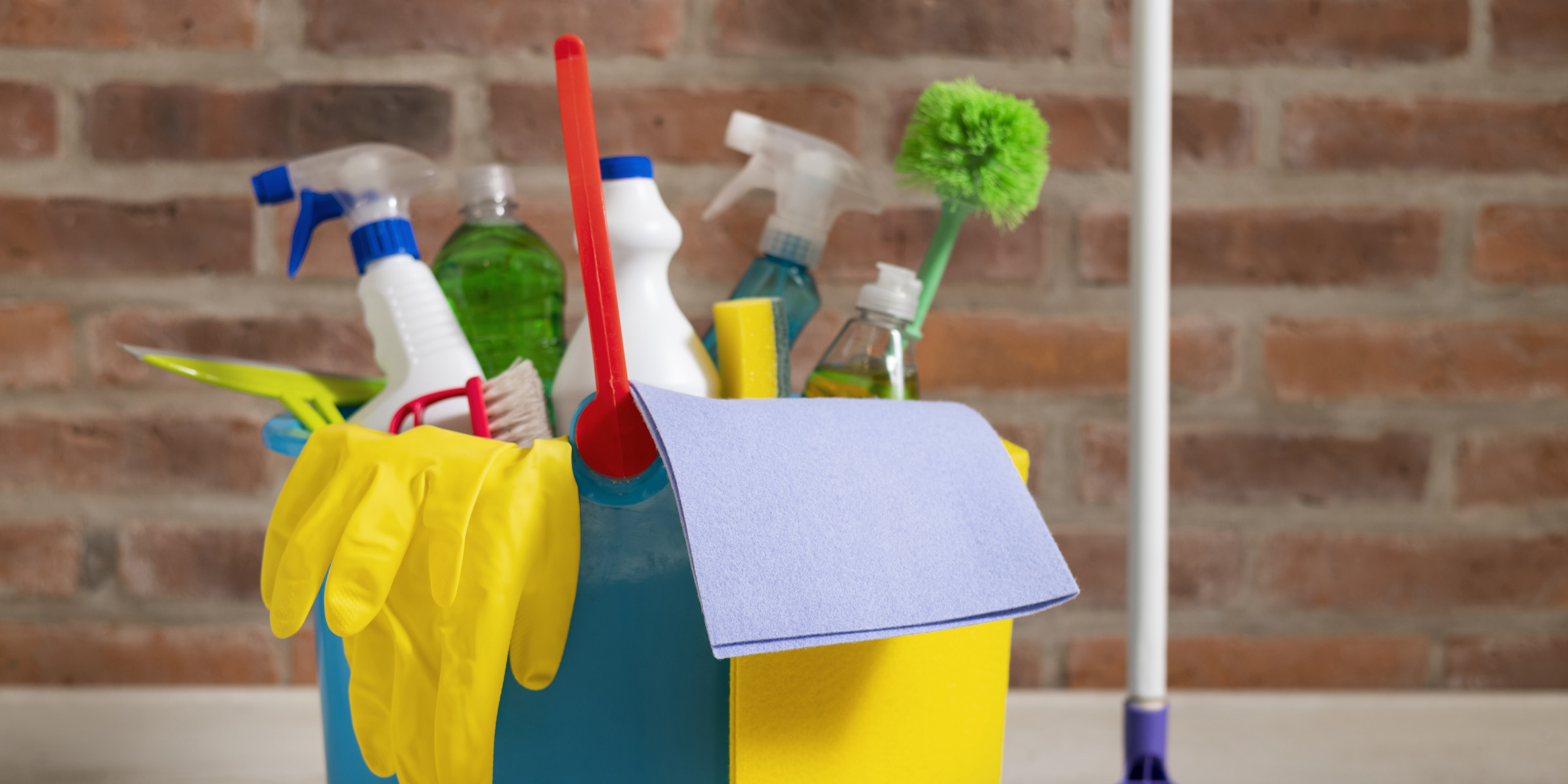 Eine Tasche mit Reinigungsmitteln | Quelle: Freepik