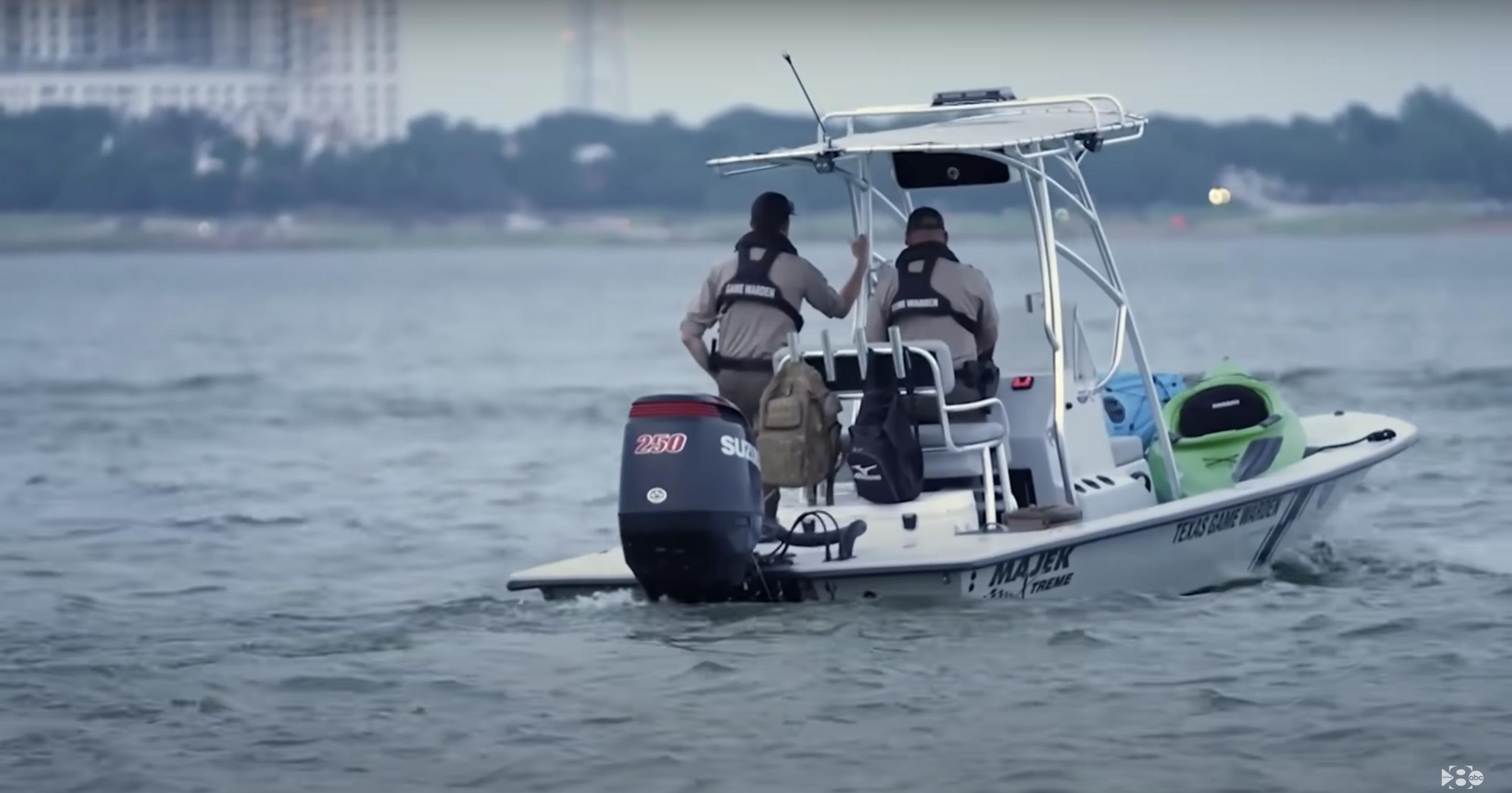 Texas Game Wardens patrouillieren auf dem Lake Grapevine im Rahmen der Ermittlungen zu dem tödlichen Bootsunfall, bei dem Ava Moore ums Leben kam | Quelle: YouTube/WFAA8