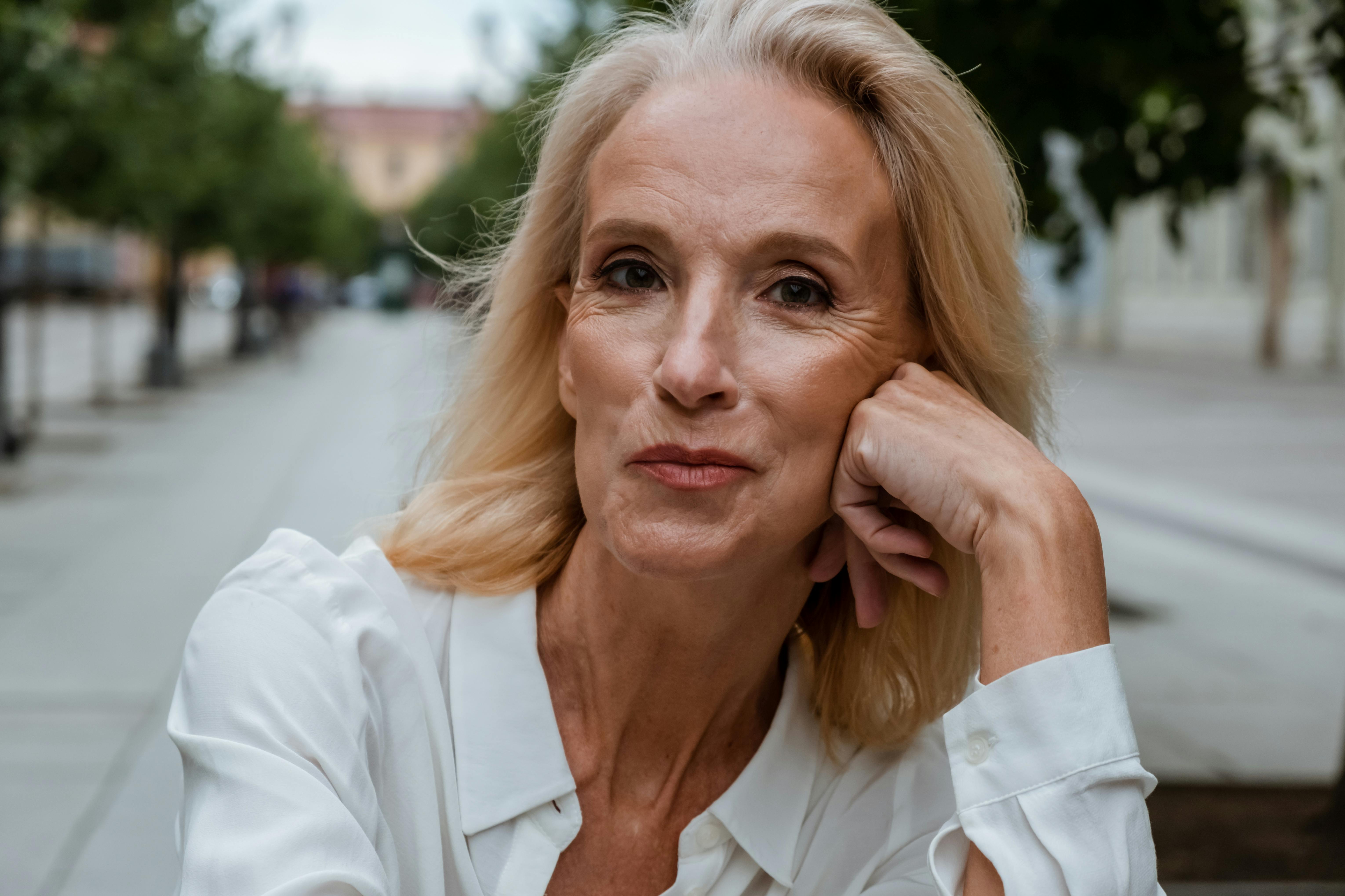 Eine lächelnde ältere Frau | Quelle: Pexels