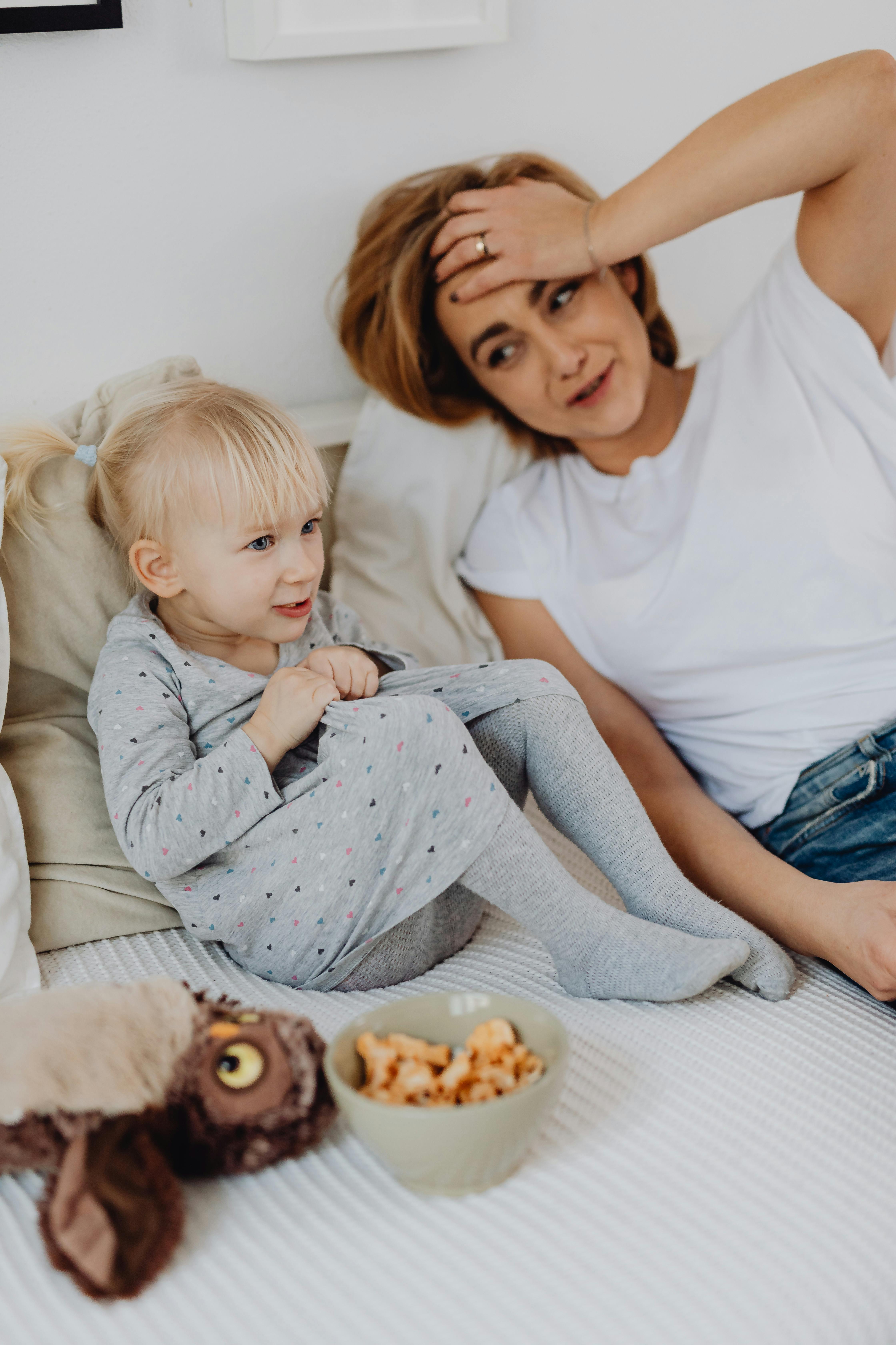 Eine Mutter im Bett mit ihrer Tochter | Quelle: Pexels
