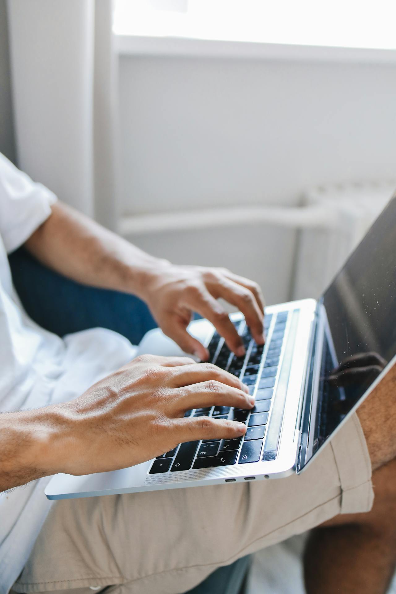 Ein Mann benutzt seinen Laptop | Quelle: Pexels