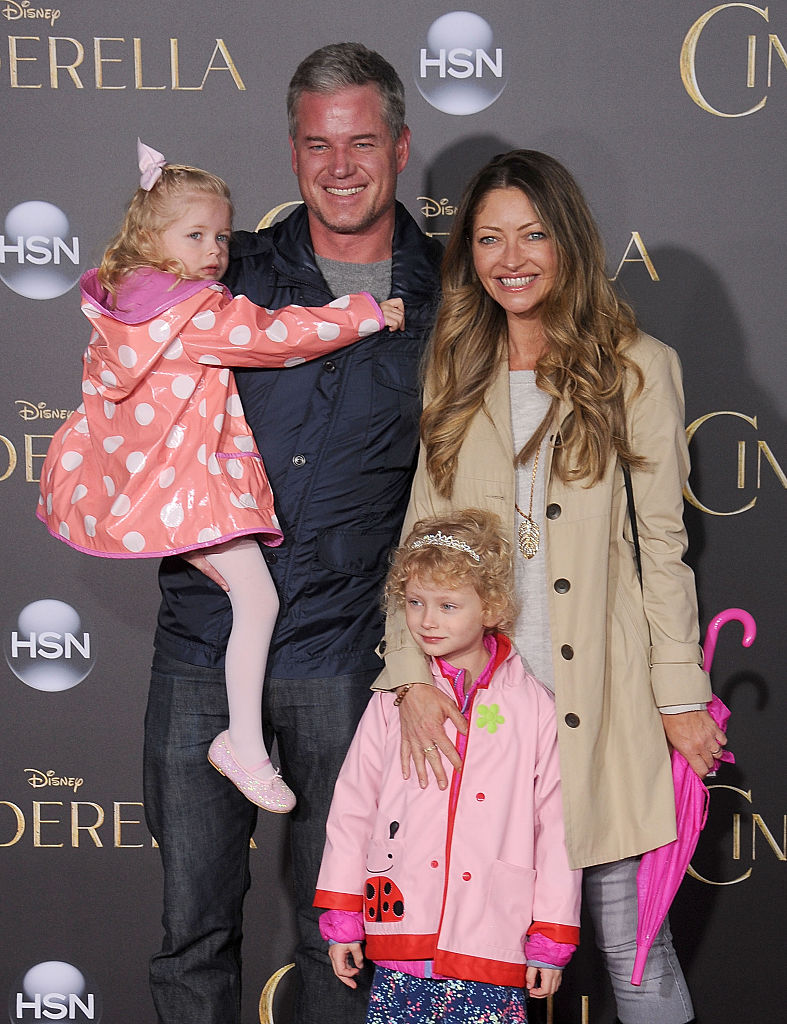 Die Schauspieler Rebecca Gayheart, Eric Dane und ihre Töchter Billie Beatrice Dane und Georgia Dane bei der Weltpremiere von Disneys „Cinderella“ im El Capitan Theatre am 1. März 2015 in Hollywood, Kalifornien. | Quelle: Getty Images