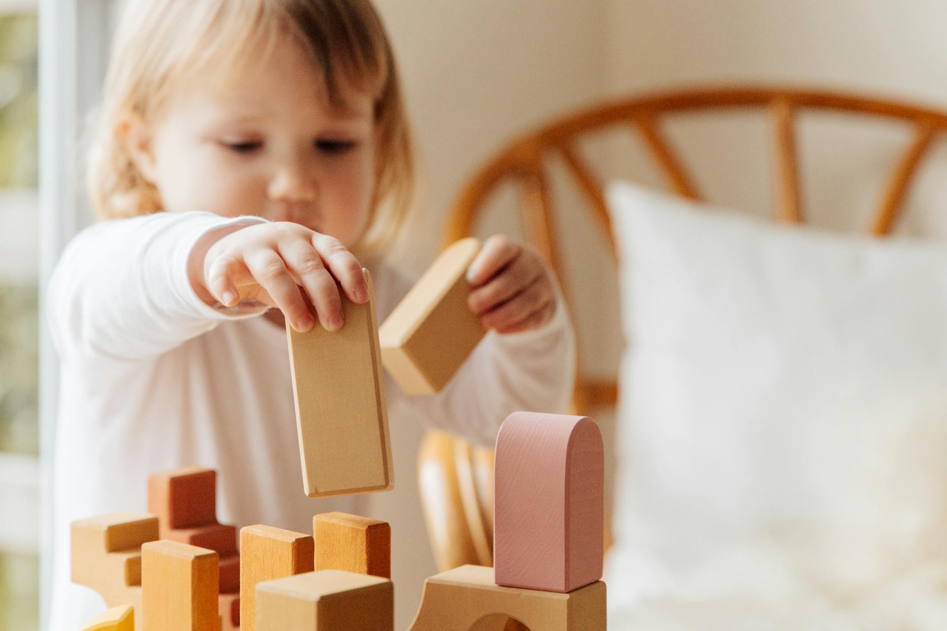 Ein Mädchen spielt mit Spielzeug | Quelle: Pexels
