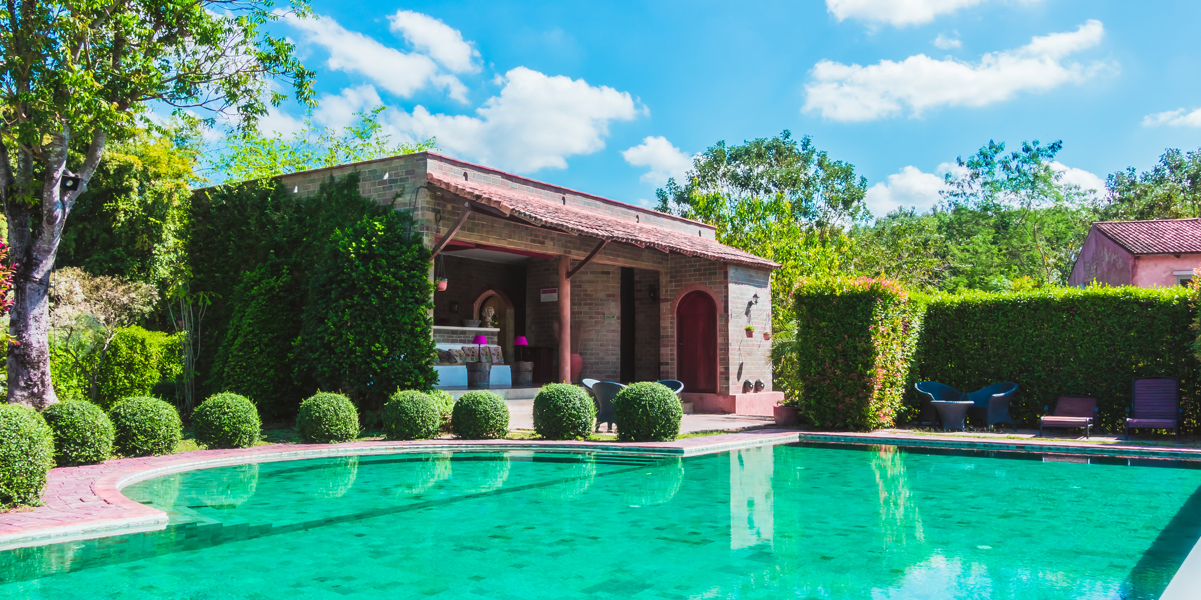 Ein Swimmingpool im Hinterhof | Quelle: Freepik