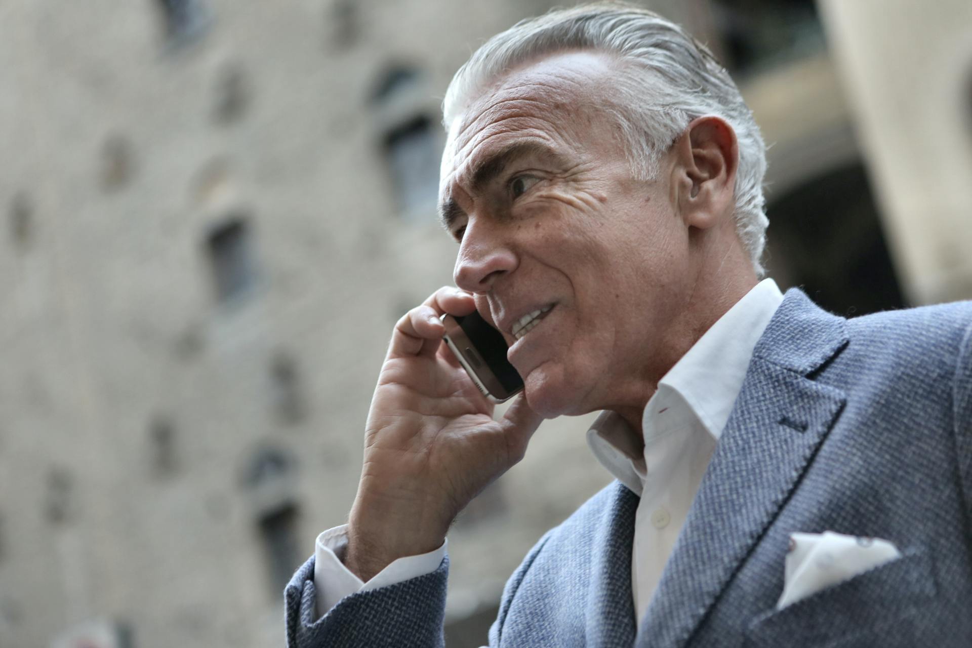 Ein Mann spricht am Telefon | Quelle: Pexels