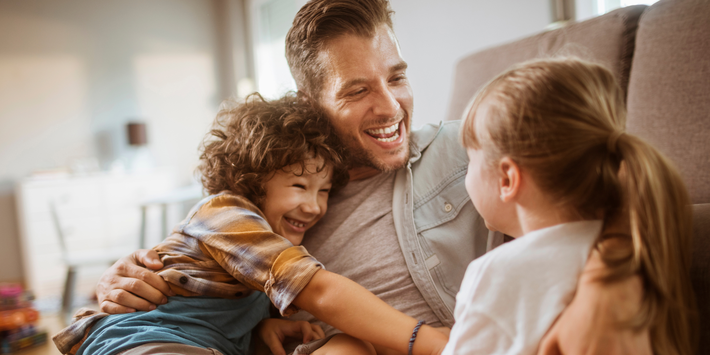 Ein Mann mit zwei Kindern | Quelle: Shutterstock