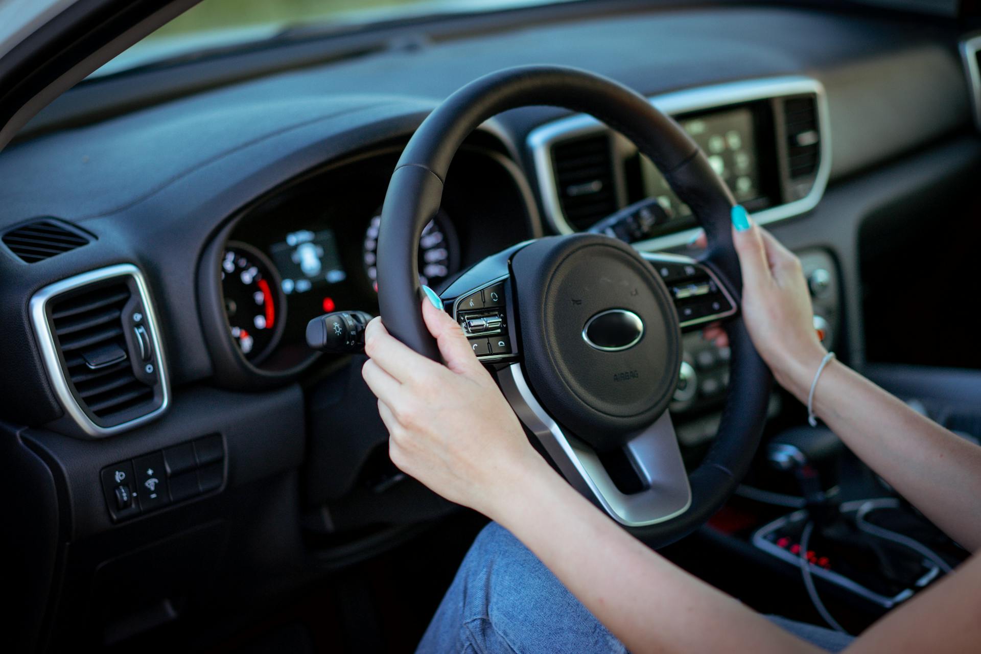 Eine Frau am Steuer eines Autos | Quelle: Pexels