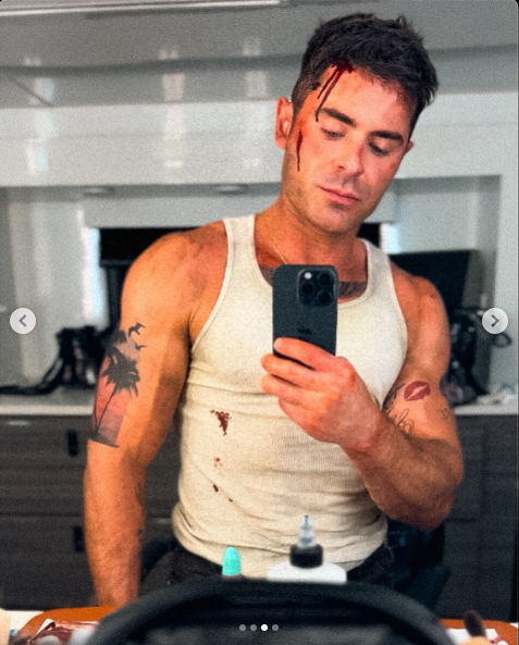 Hollywood-Star Zac Efron in einer weißen Weste bei einem Selfie am Set seines neuen Films, gepostet am 14. Mai 2025 | Quelle: Instagram/zacefron