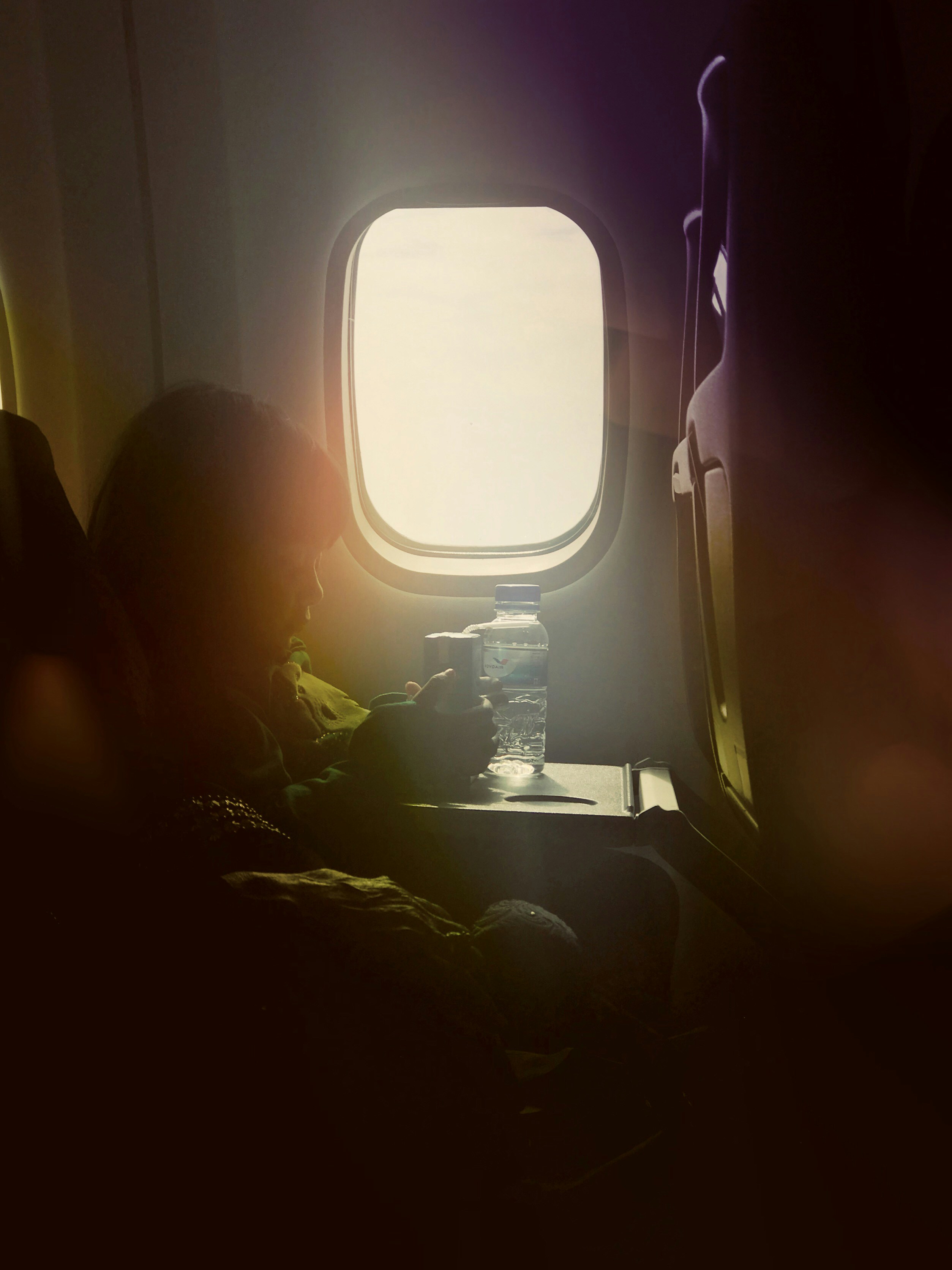 Ein kleines Mädchen sitzt in einem Flugzeug | Quelle: Unsplash