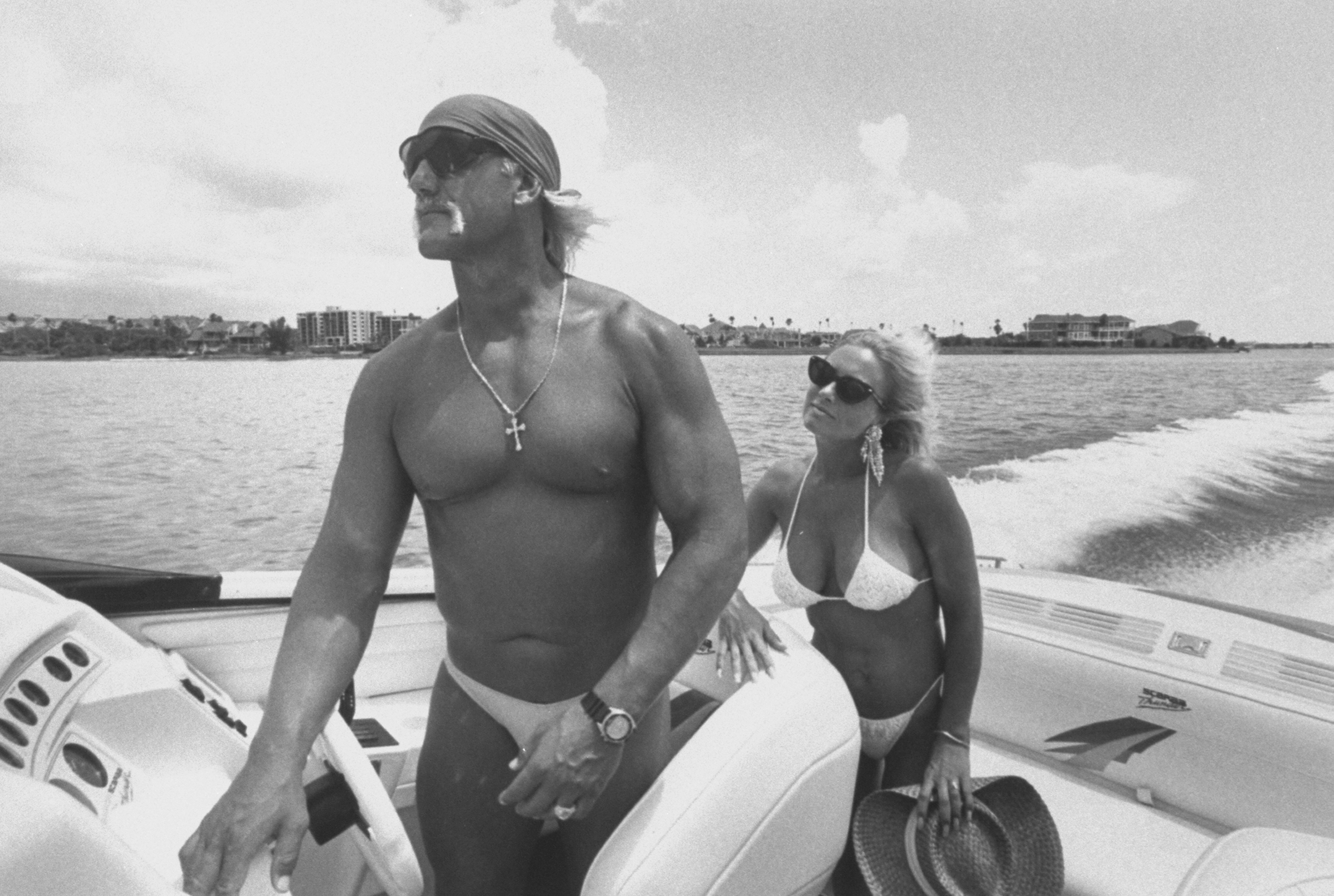 Hulk und Linda Hogan an Bord einer Jacht auf dem Intercoastal Waterway am 15. August 1991. | Quelle: Getty Images