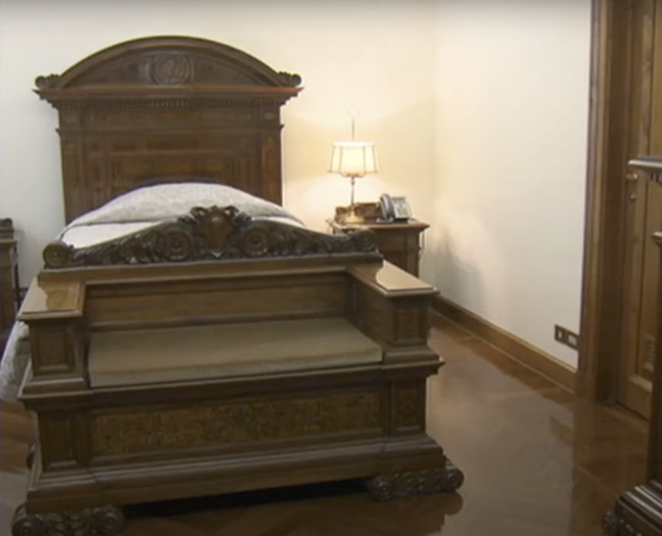 Das Schlafzimmer des römischen Bischofs | Quelle: YouTube/CNN