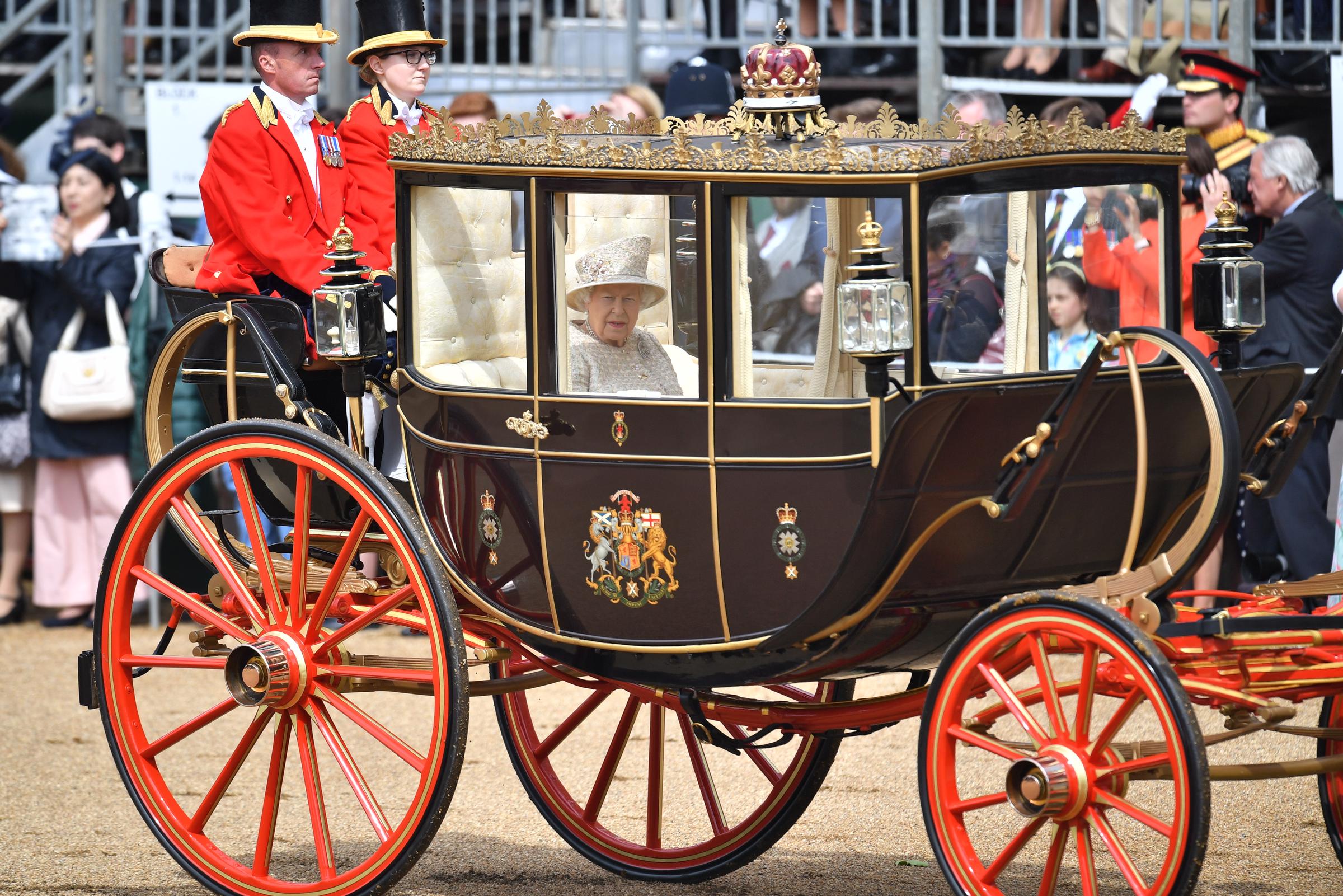 Königin Elizabeth II. reitet in einer vergoldeten Pferdekutsche während des Trooping the Colour auf der Horse Guards Parade anlässlich ihres offiziellen Geburtstags in London am 8. Juni 2019 | Quelle: Getty Images