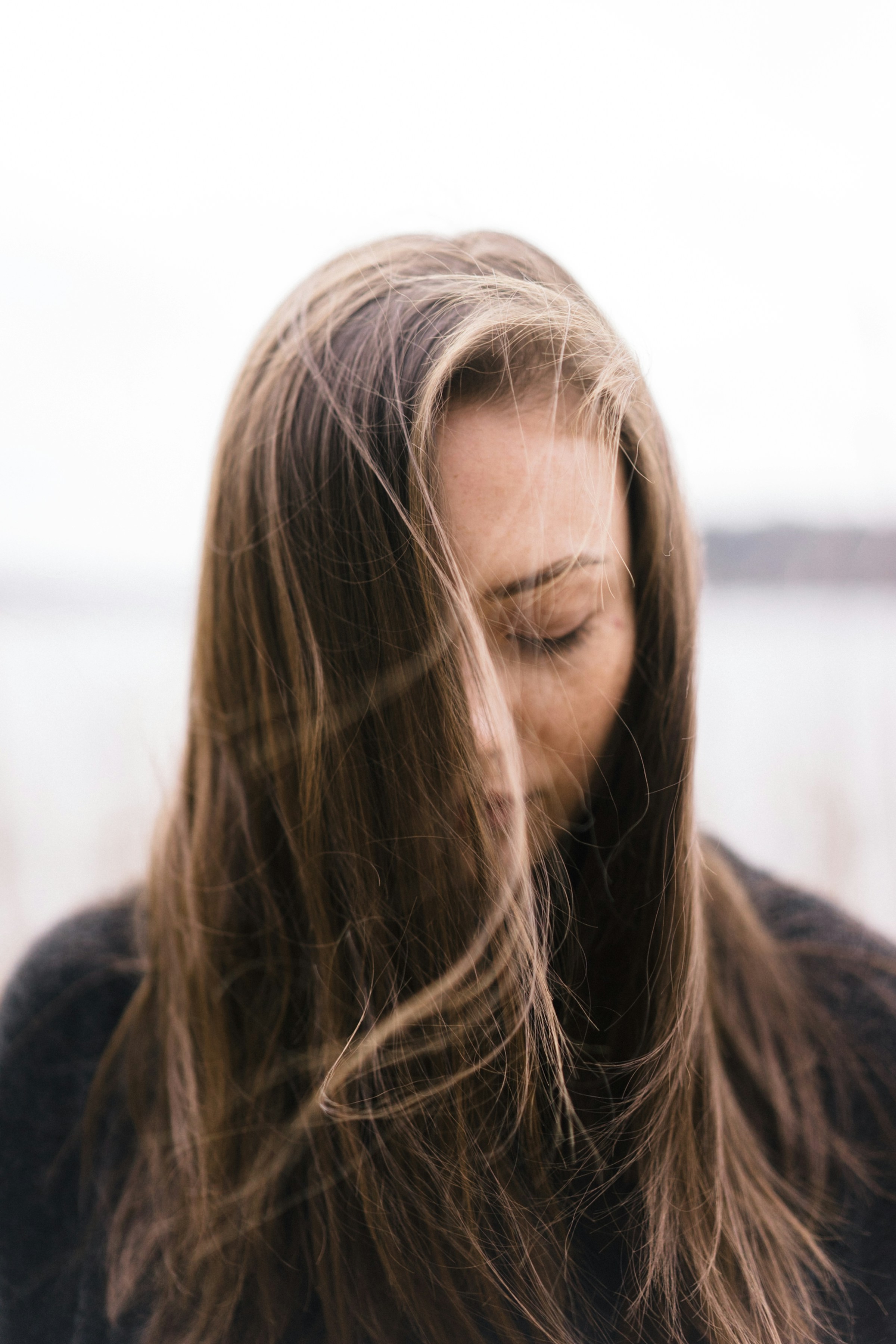 Eine Frau mit geschlossenen Augen | Quelle: Unsplash