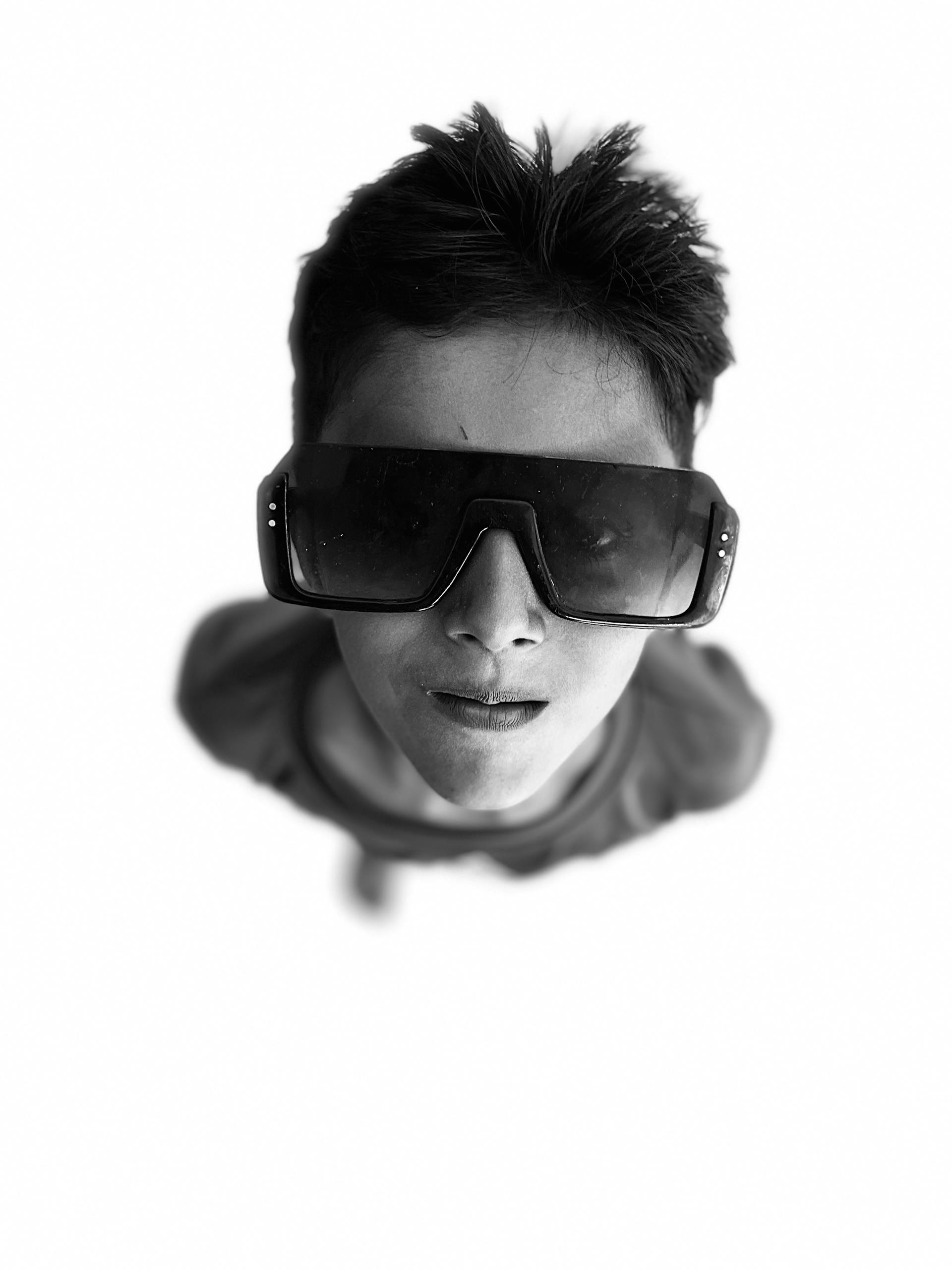 Ein Junge mit Sonnenbrille | Quelle: Pexels