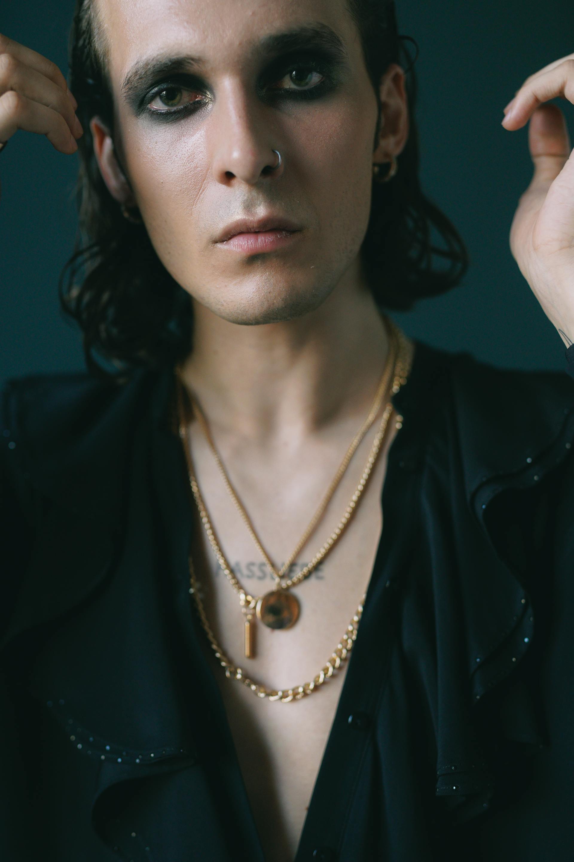 Ein Mann, der Make-up trägt und in die Kamera schaut | Quelle: Pexels