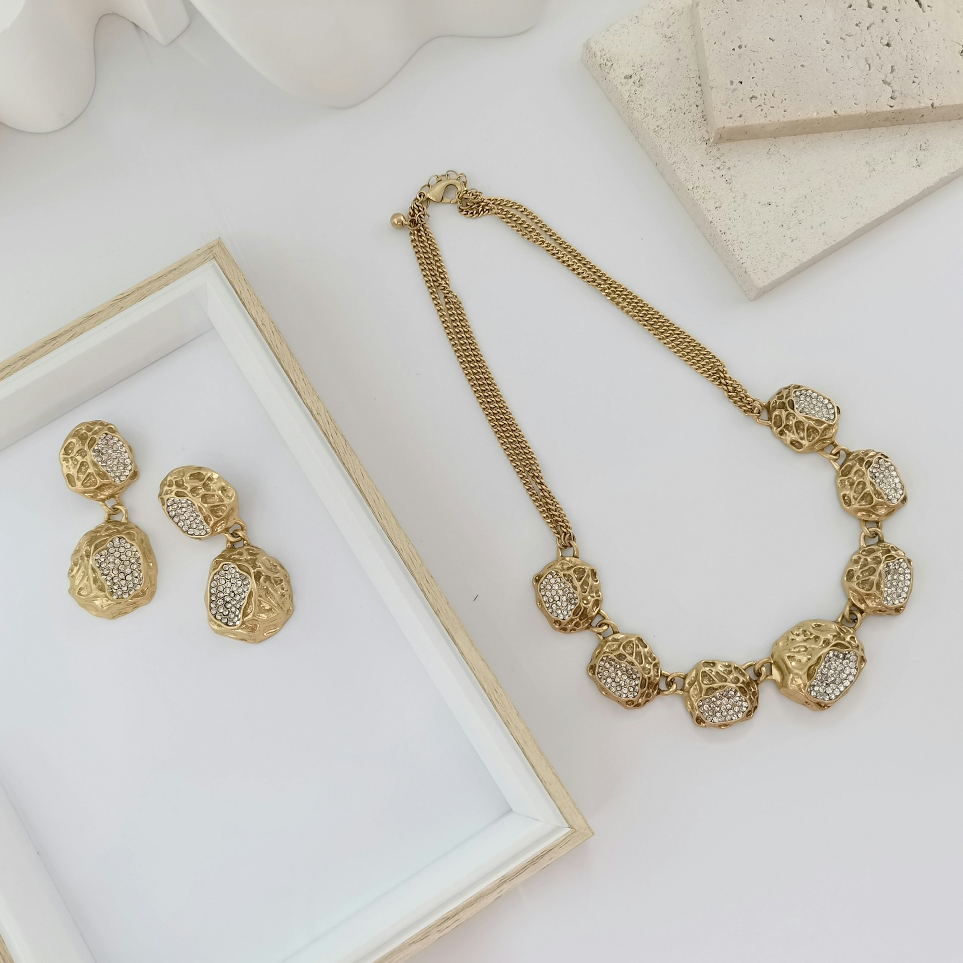 Ein Goldschmuck-Set | Quelle: Unsplash