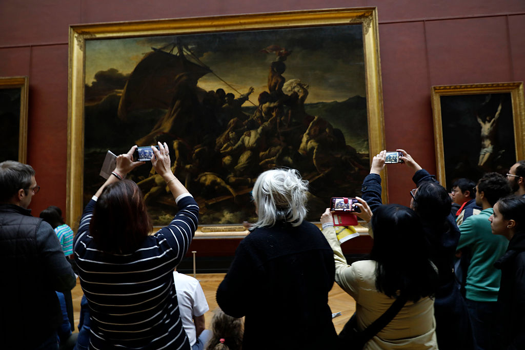 Die Galerie mit französischen Gemälden im Louvre-Museum war bei ihrer Wiedereröffnung drei Tage nach dem Einbruch, der sich am 26. Oktober 2025 in Paris ereignet hatte, ein echter Publikumsmagnet. | Quelle: Getty Images