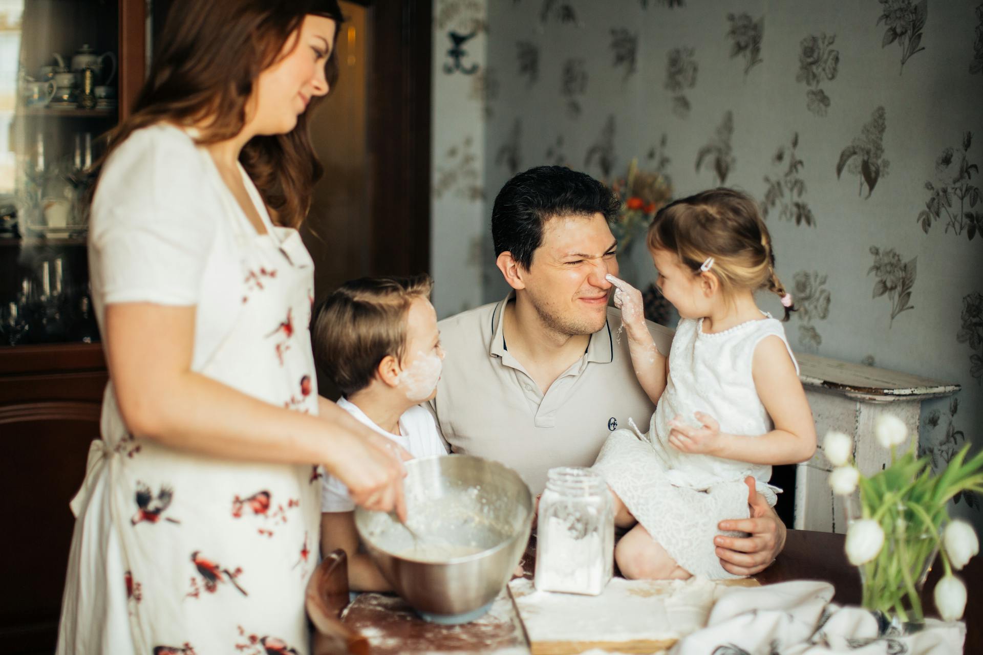Ein Paar mit seinen Kindern | Quelle: Pexels