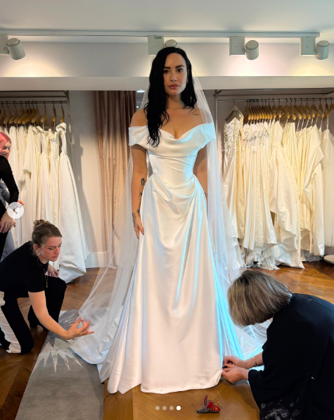 Demi Lovato posiert für ein Foto in ihrem Hochzeitskleid, aufgenommen am 26. Mai 2025. | Quelle: Instagram/voguemagazine