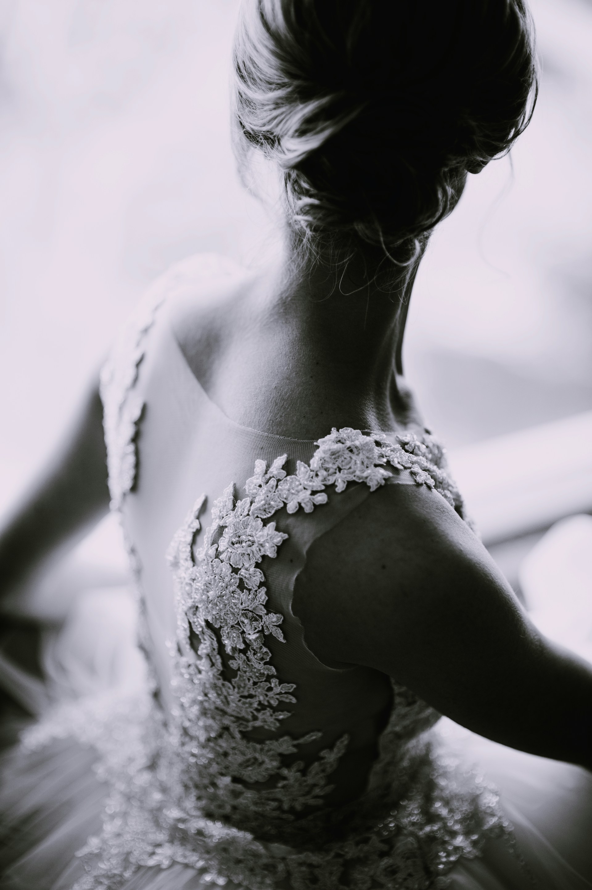 Eine Frau in einem Hochzeitskleid, die über eine Schulter blickt | Quelle: Unsplash