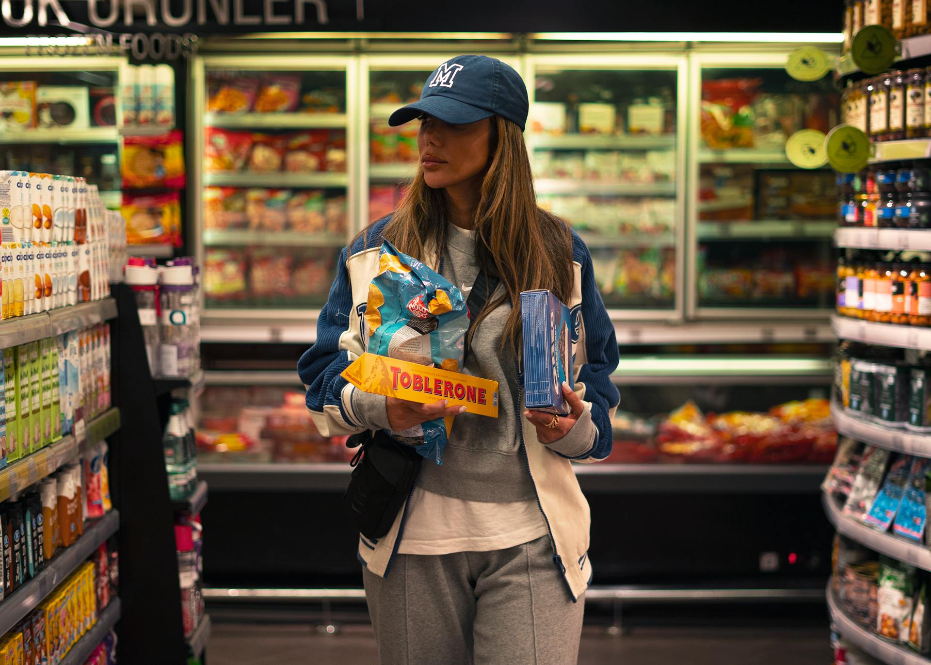 Eine Frau beim Einkaufen im Supermarkt | Quelle: Pexels