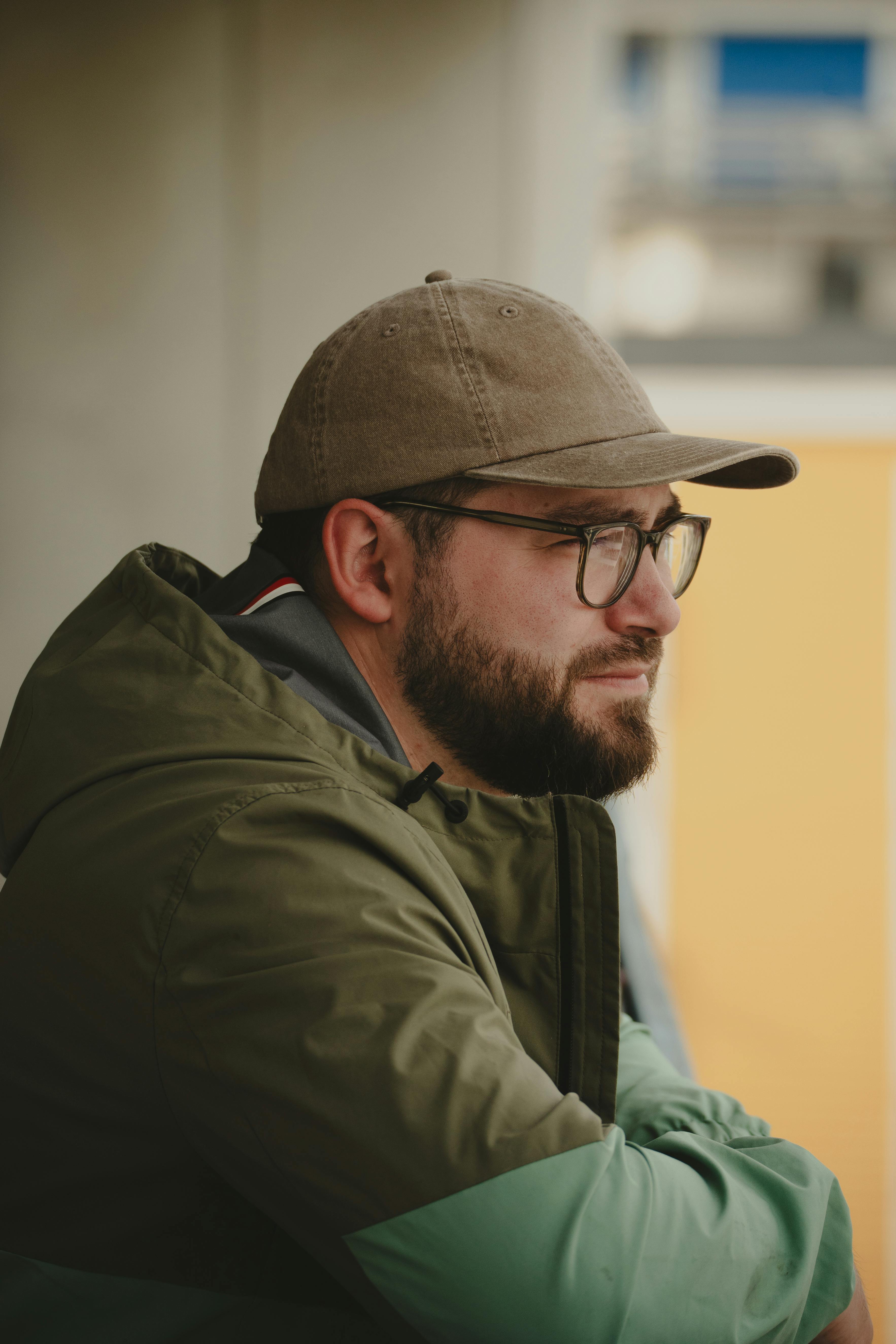 Ein nachdenklicher Mann mit einer Mütze | Quelle: Pexels