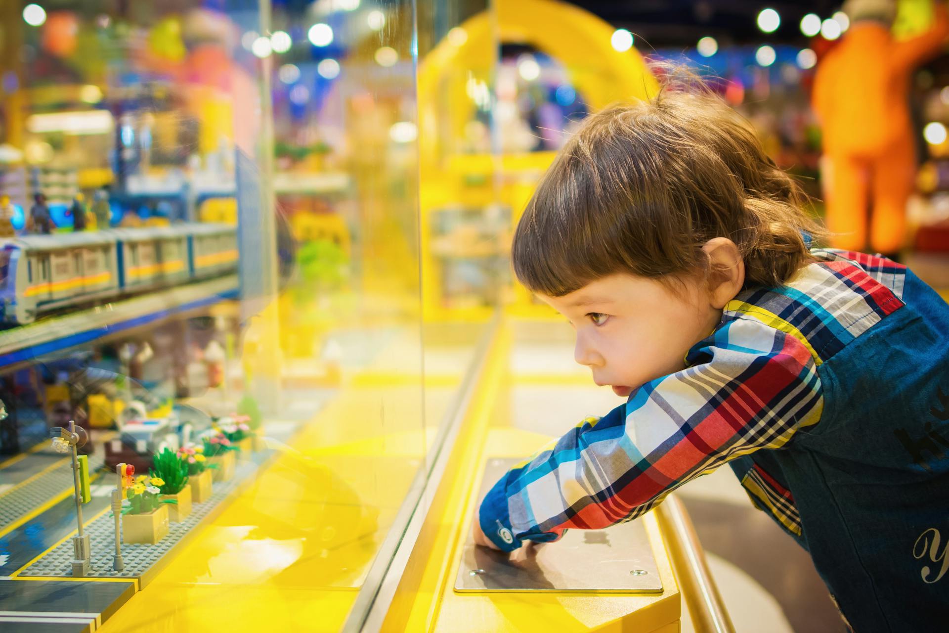 Ein kleiner Junge in einem Spielzeugladen | Quelle: Pexels