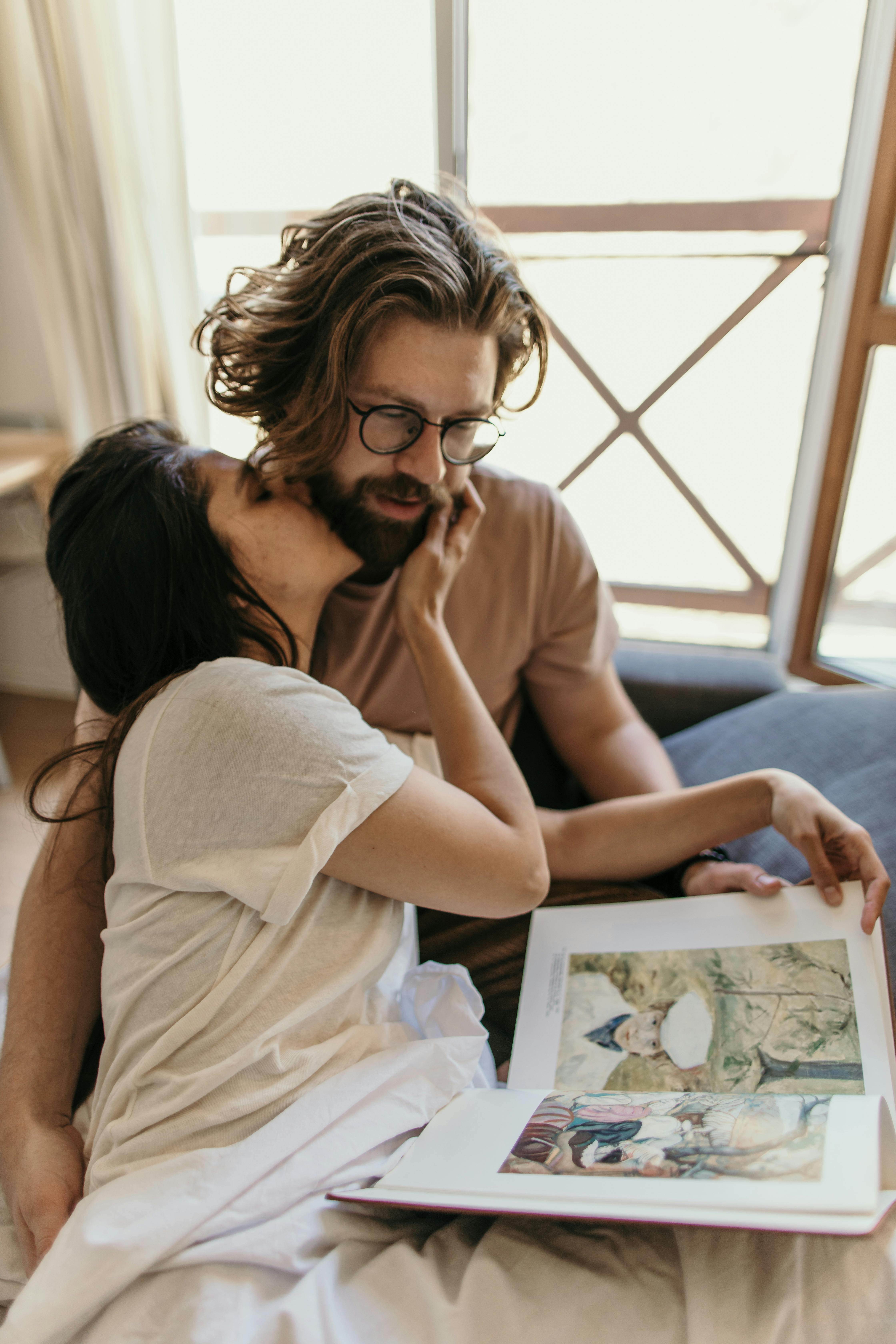 Eine Frau tröstet einen Mann | Quelle: Pexels