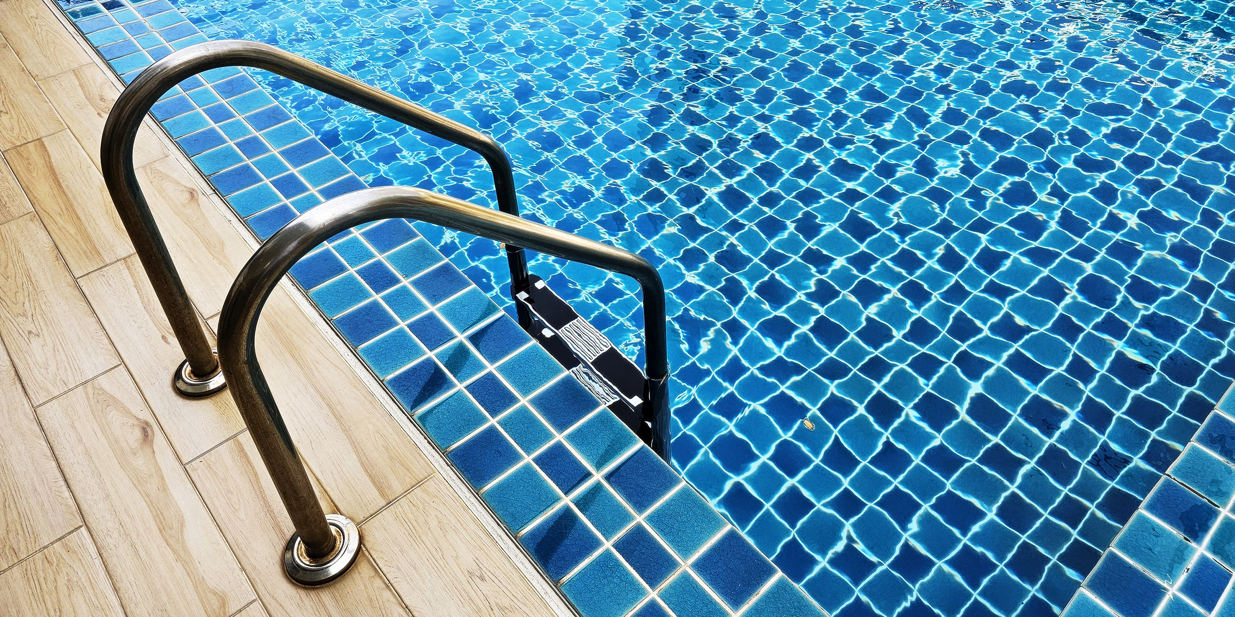 Eine Schwimmbadleiter aus Stahl | Quelle: Shutterstock