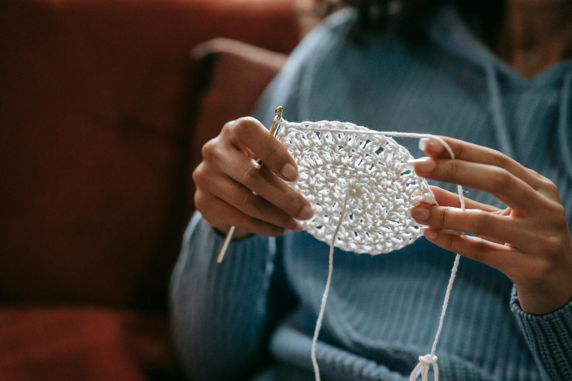 Nahaufnahme einer strickenden Frau | Quelle: Pexels