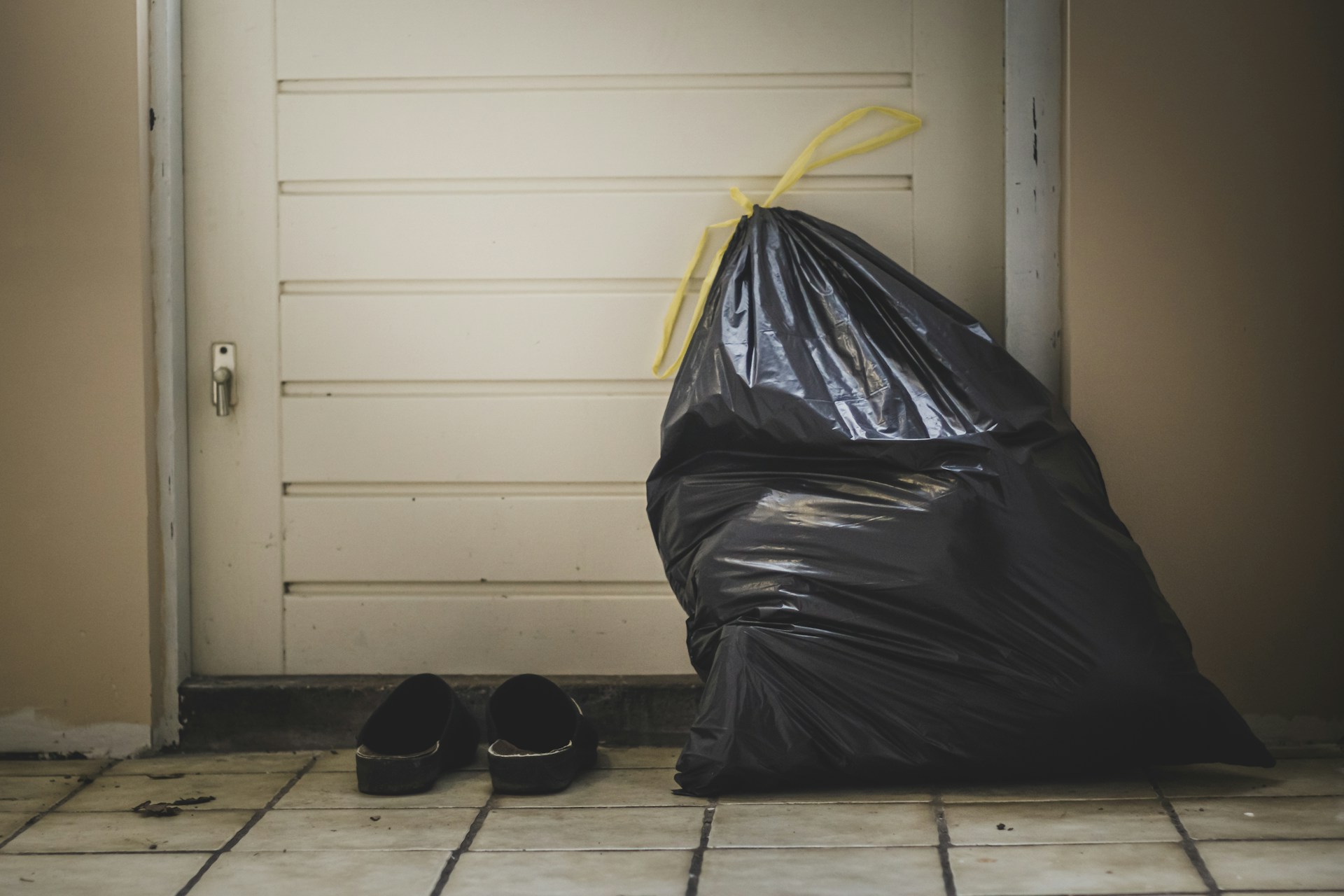 Ein Müllsack neben der Tür | Quelle: Unsplash