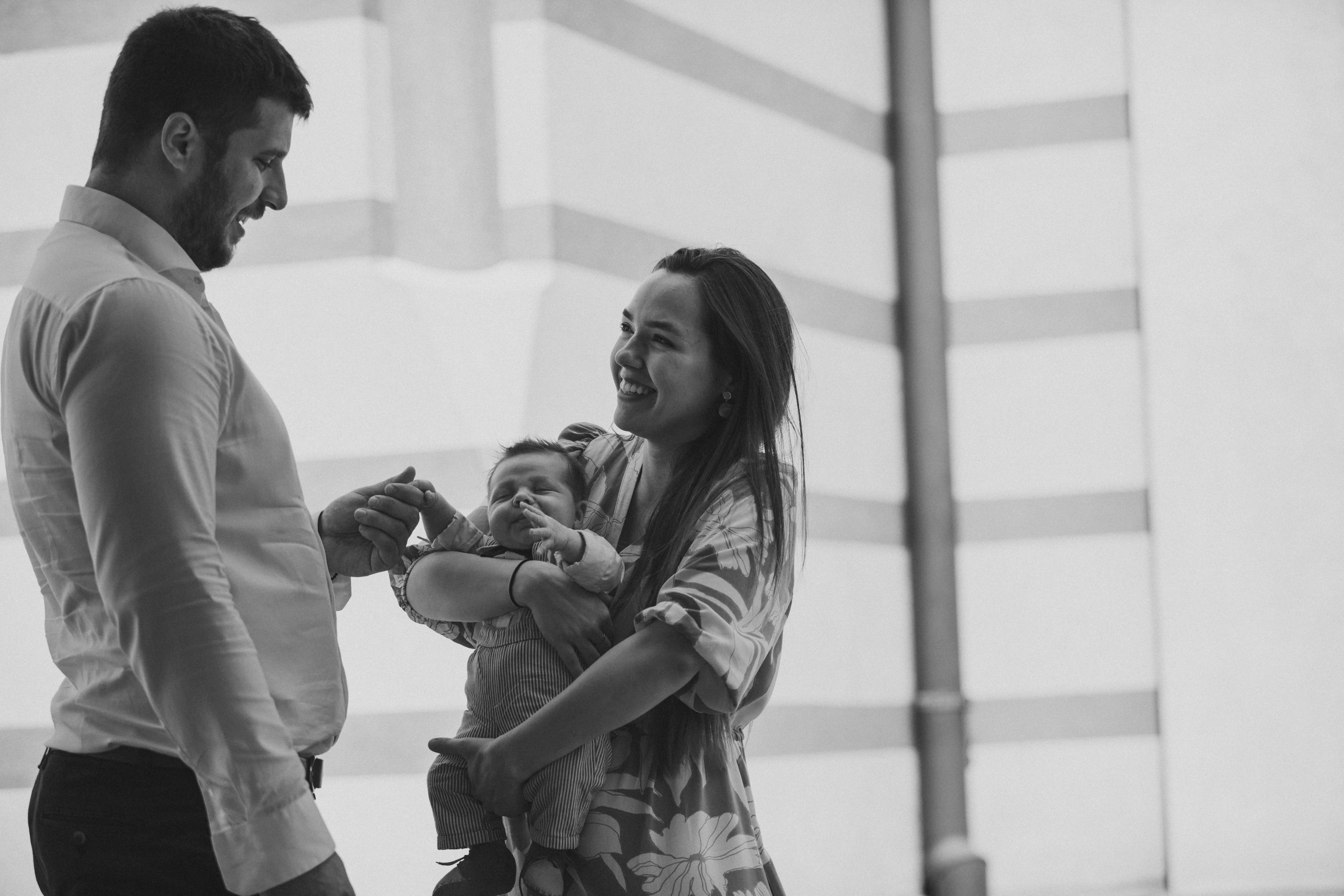 Ehepaar am Flughafen mit ihrem Kind | Quelle: Unsplash