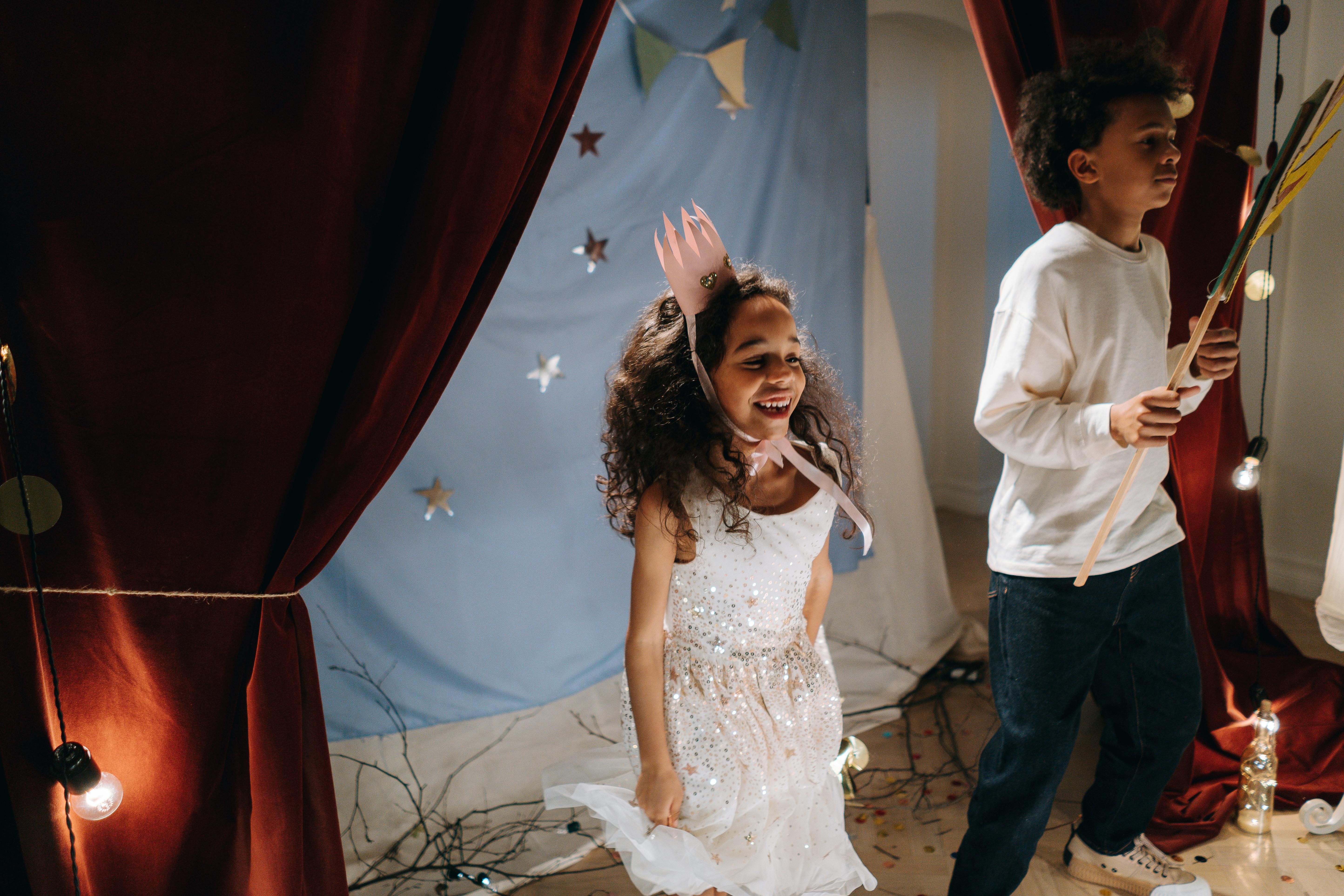 Kinder spielen in einem Schultheaterstück | Quelle: Pexels