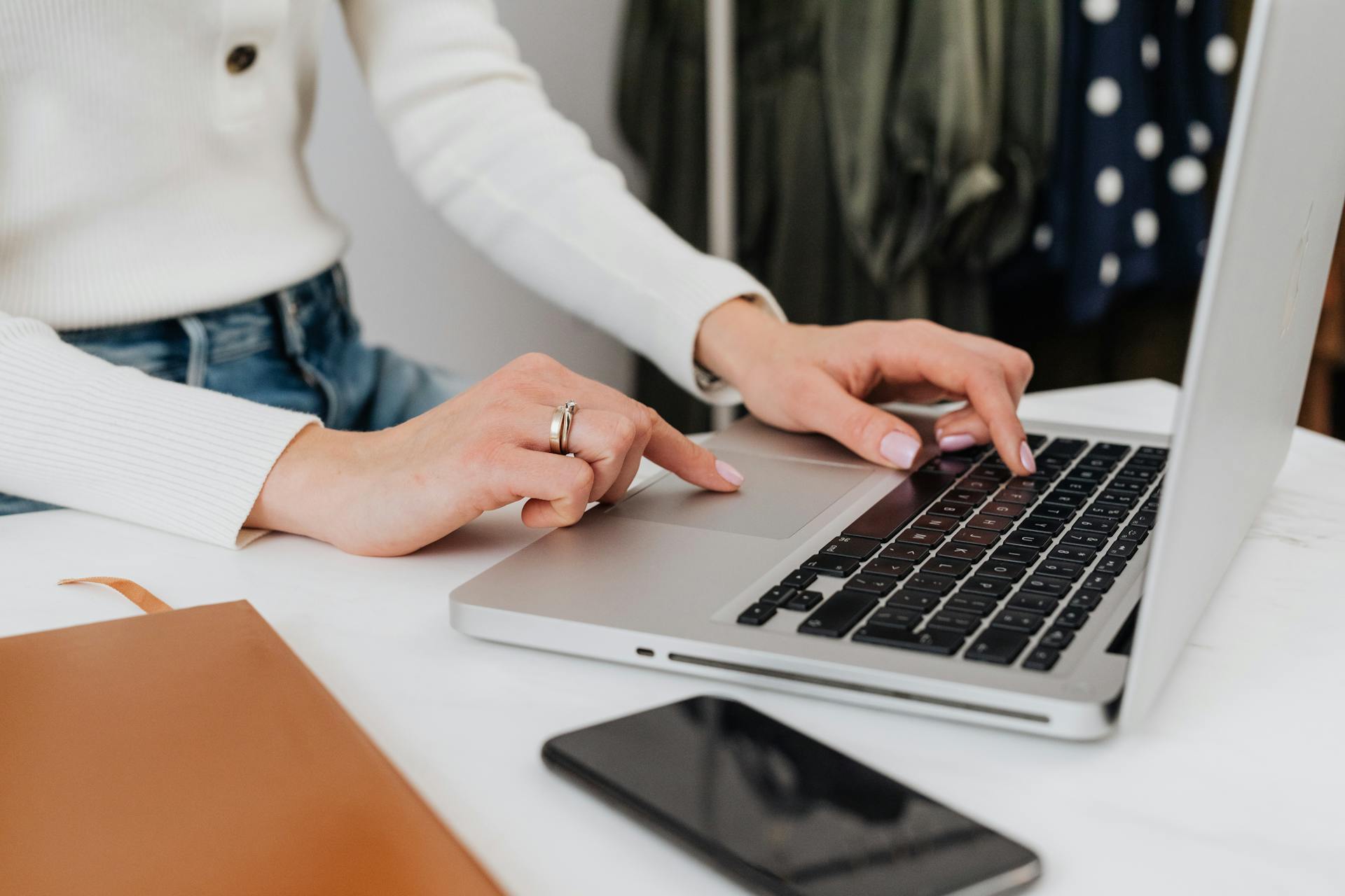 Eine Frau benutzt einen Laptop | Quelle: Pexels